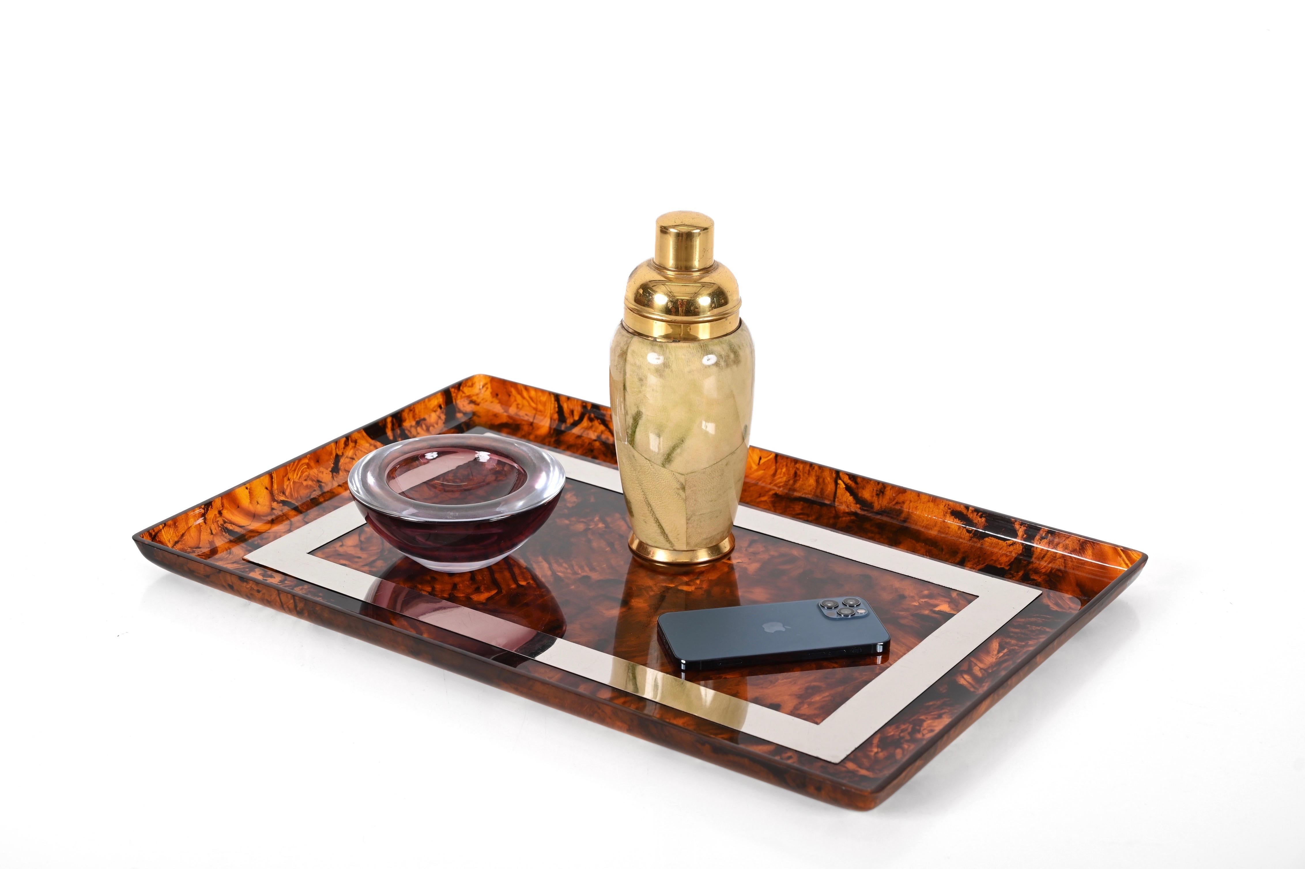 Wonderful midcentury rectangular serving tray in a gorgeous tortoiseshell effect lucite with an internal chromed frame. This beautiful centerpiece was made in Italy in the 80s in the style of Willy Rizzo.

The contrast between the tortoiseshell