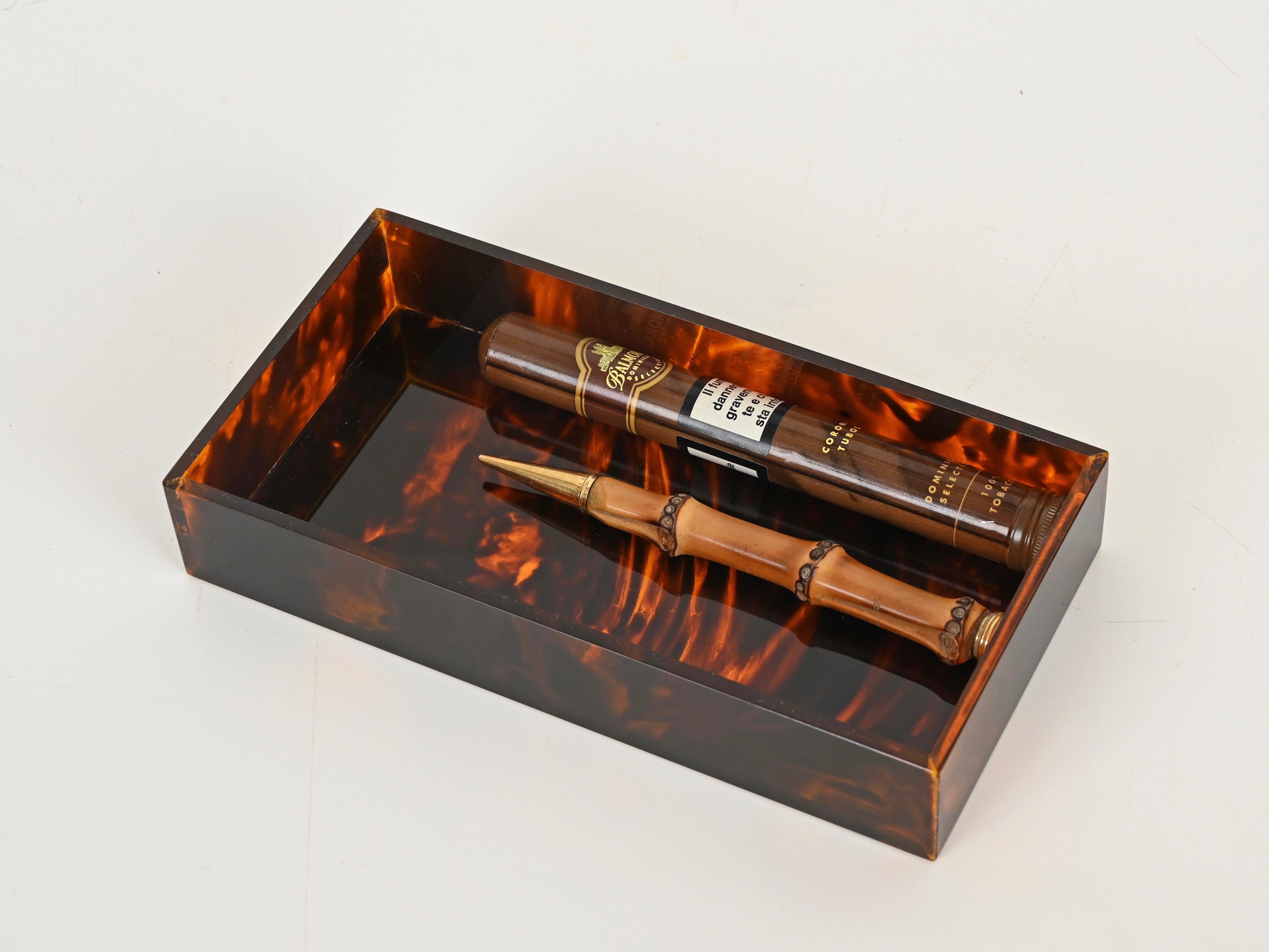 Impresionante joyero o caja rectangular decorativa de mediados de siglo en una encantadora combinación de efecto carey y lucita transparente. Este elegante objeto se fabricó en Italia durante la década de 1970 y se atribuye a una producción de