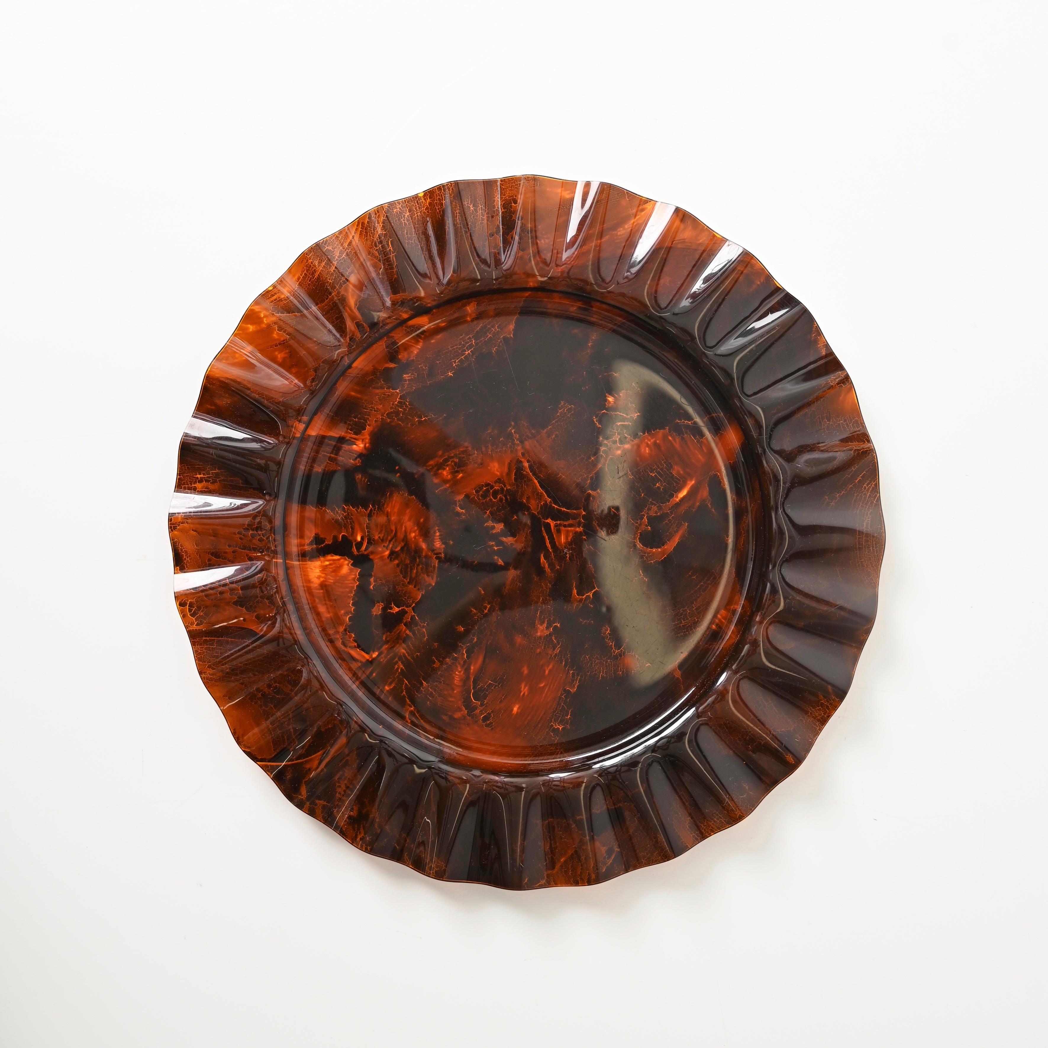 Meraviglioso pezzo di servizio della metà del secolo scorso in lucite curvata effetto tartaruga. Questo splendido pezzo unico è stato prodotto in Italia negli anni Settanta. Il suo design è attribuito a Willy Rizzo per una produzione di Christian