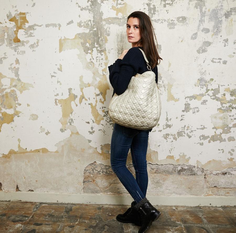 For every day, this DIOR tote bag is in golden pearl fabric. The jewelry is in gilded metal with a magnetic button. 
It is worn on the shoulder. A DIOR gold metal charm on the handle. 
The interior is in nude leather with a zipped pocket and