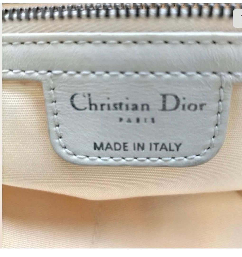 Christiane  Dior Tote Einkaufstasche  Tasche aus weißem Segeltuch mit Logo,  Mittel  (Weiß) im Angebot