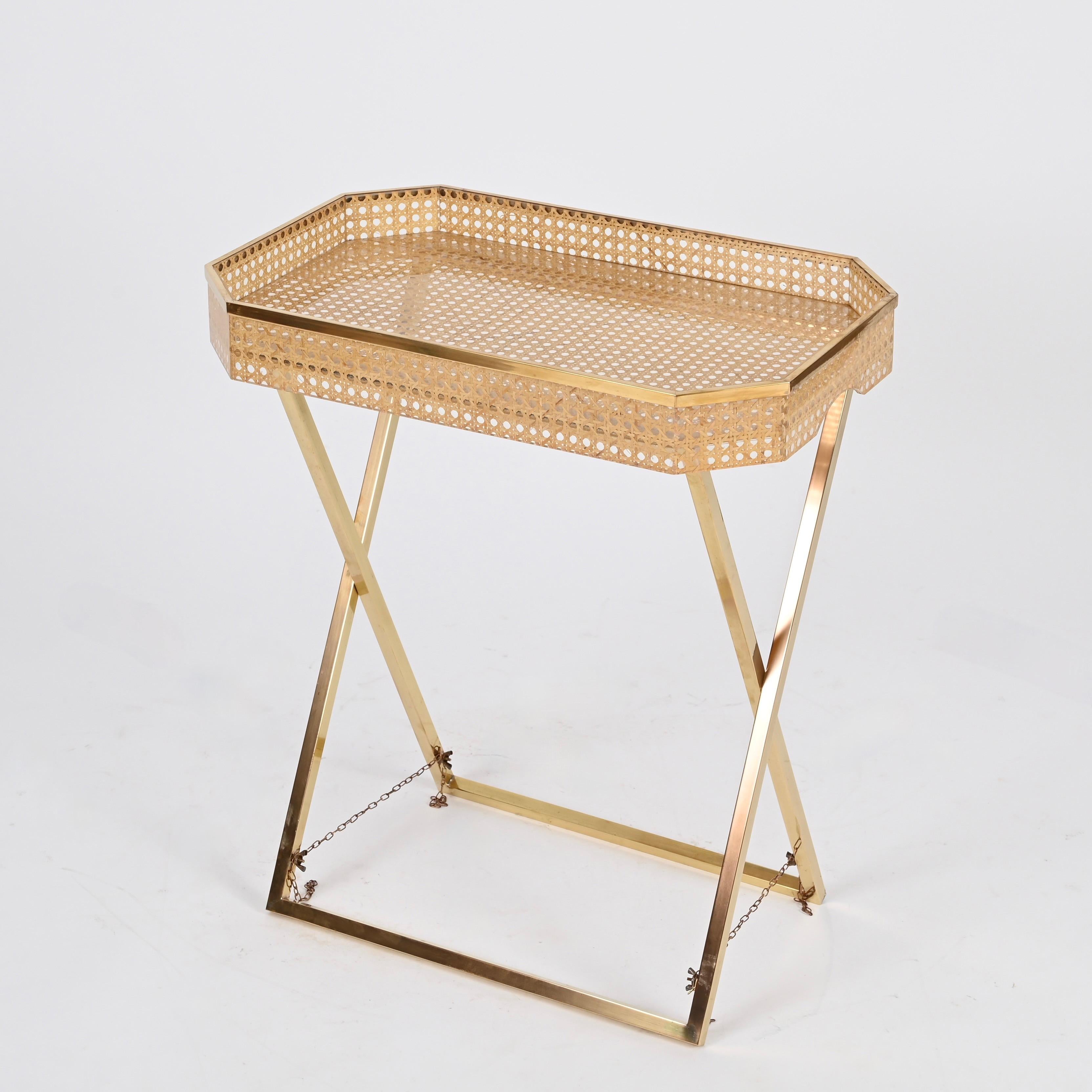 Christian Dior Tray Side Table in Gold Brass, Lucite, Vienna Straw, Italy, 1970s In Good Condition In Roma, IT