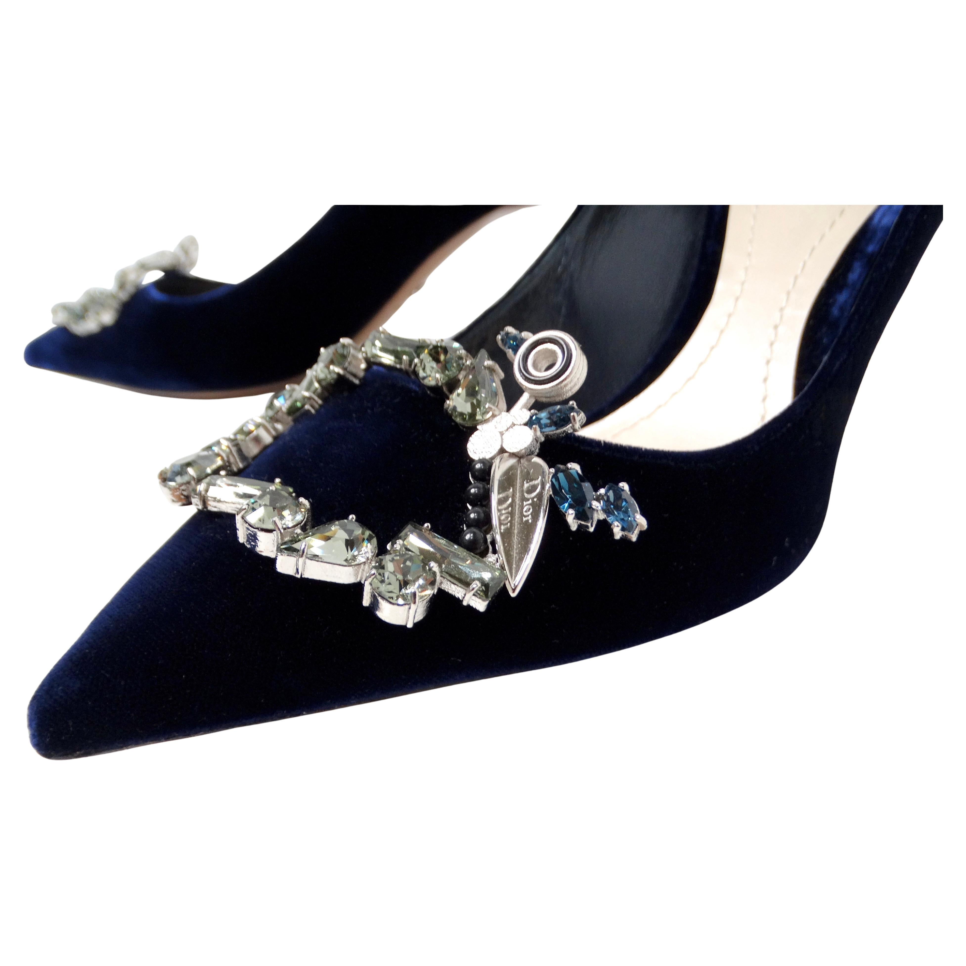 Los zapatos de salón Christian Dior Tresor de terciopelo azul y cristal adornado de los años 90 son sinónimo de elegancia y opulencia atemporales. Confeccionados en lujoso terciopelo azul, estos zapatos de salón destilan sofisticación, mientras que