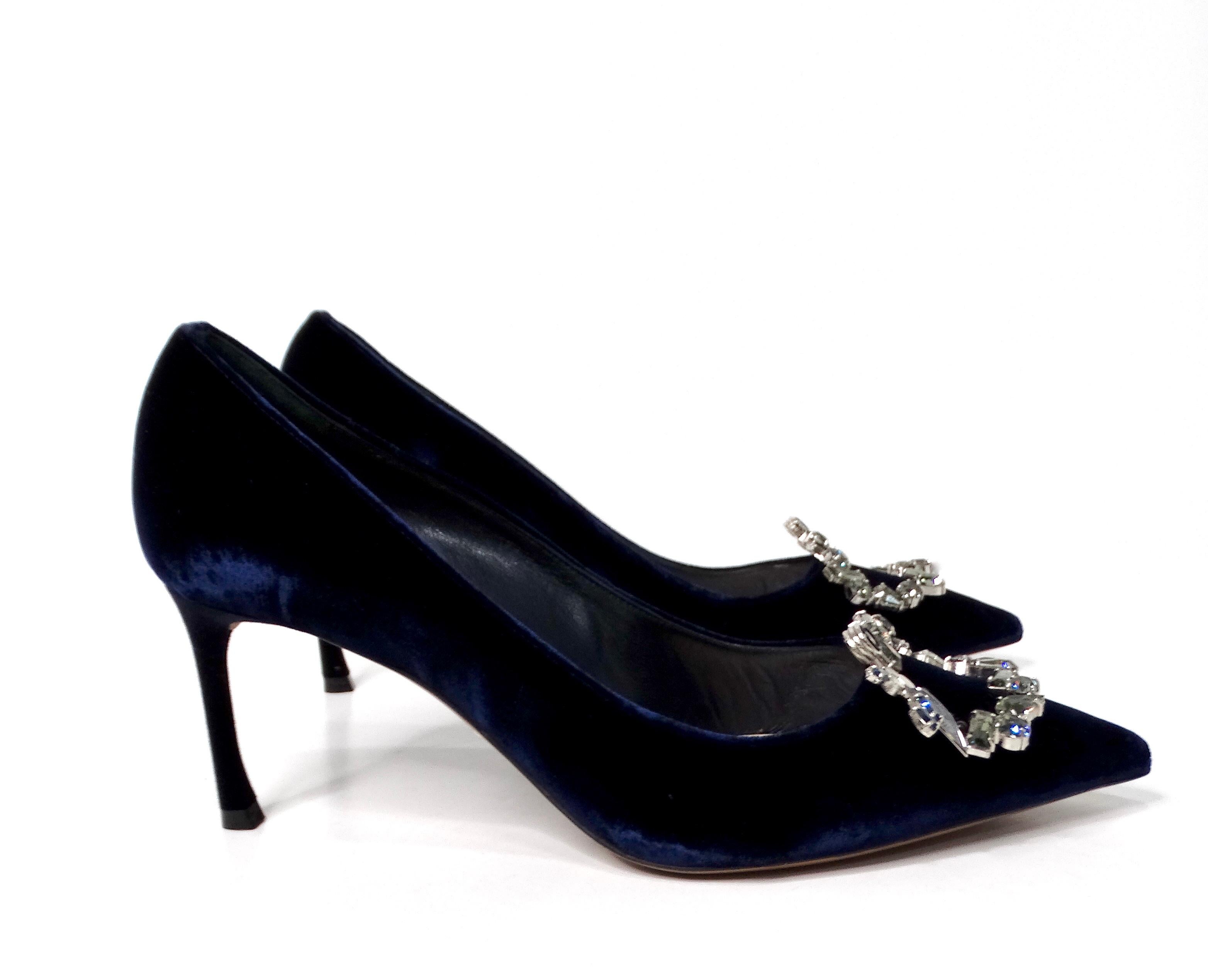 Christian Dior Tresor Bombas de terciopelo azul adornadas con cristales circa años 90 Negro en venta
