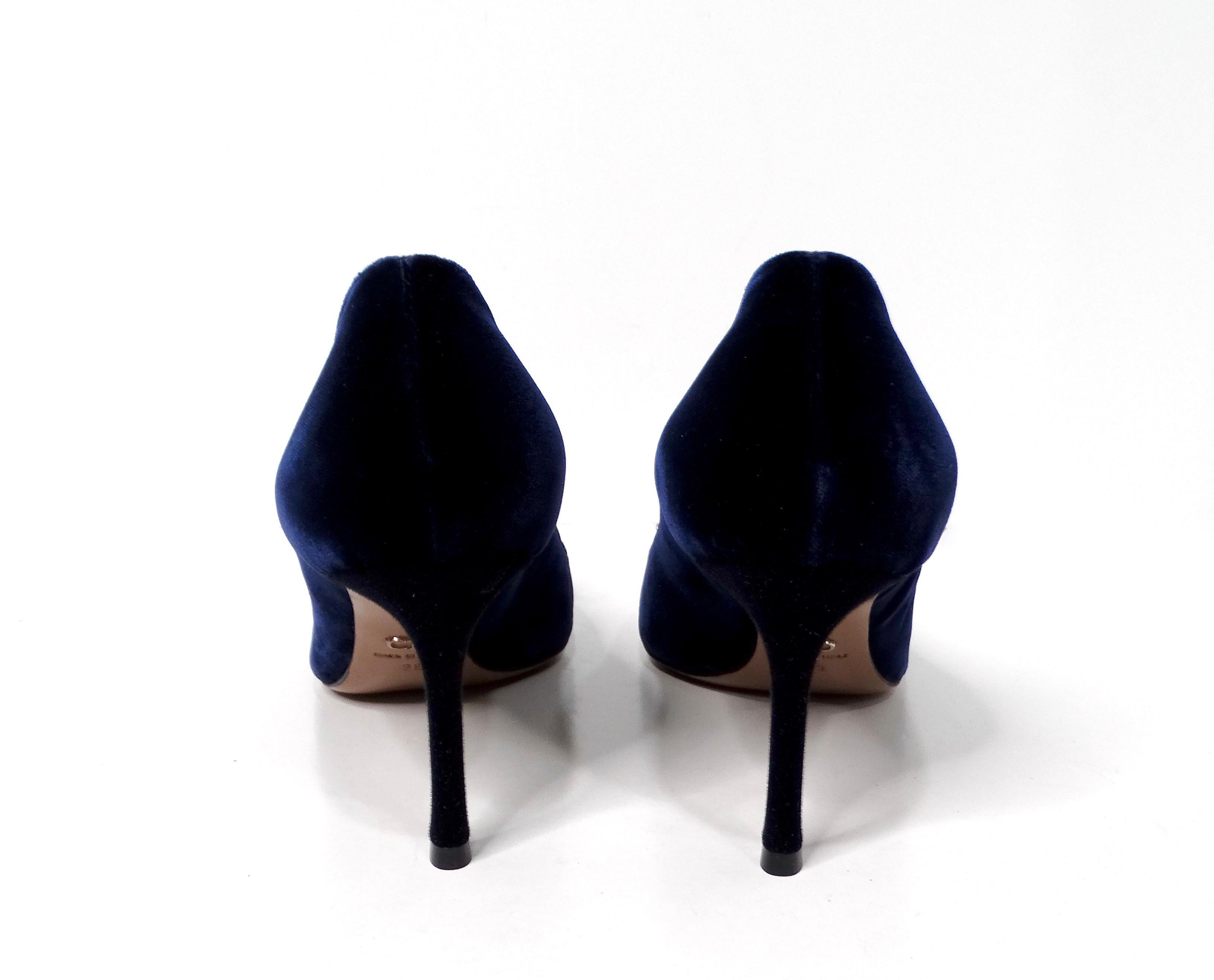 Christian Dior Tresor Bombas de terciopelo azul adornadas con cristales circa años 90 en Bueno estado para la venta en Scottsdale, AZ