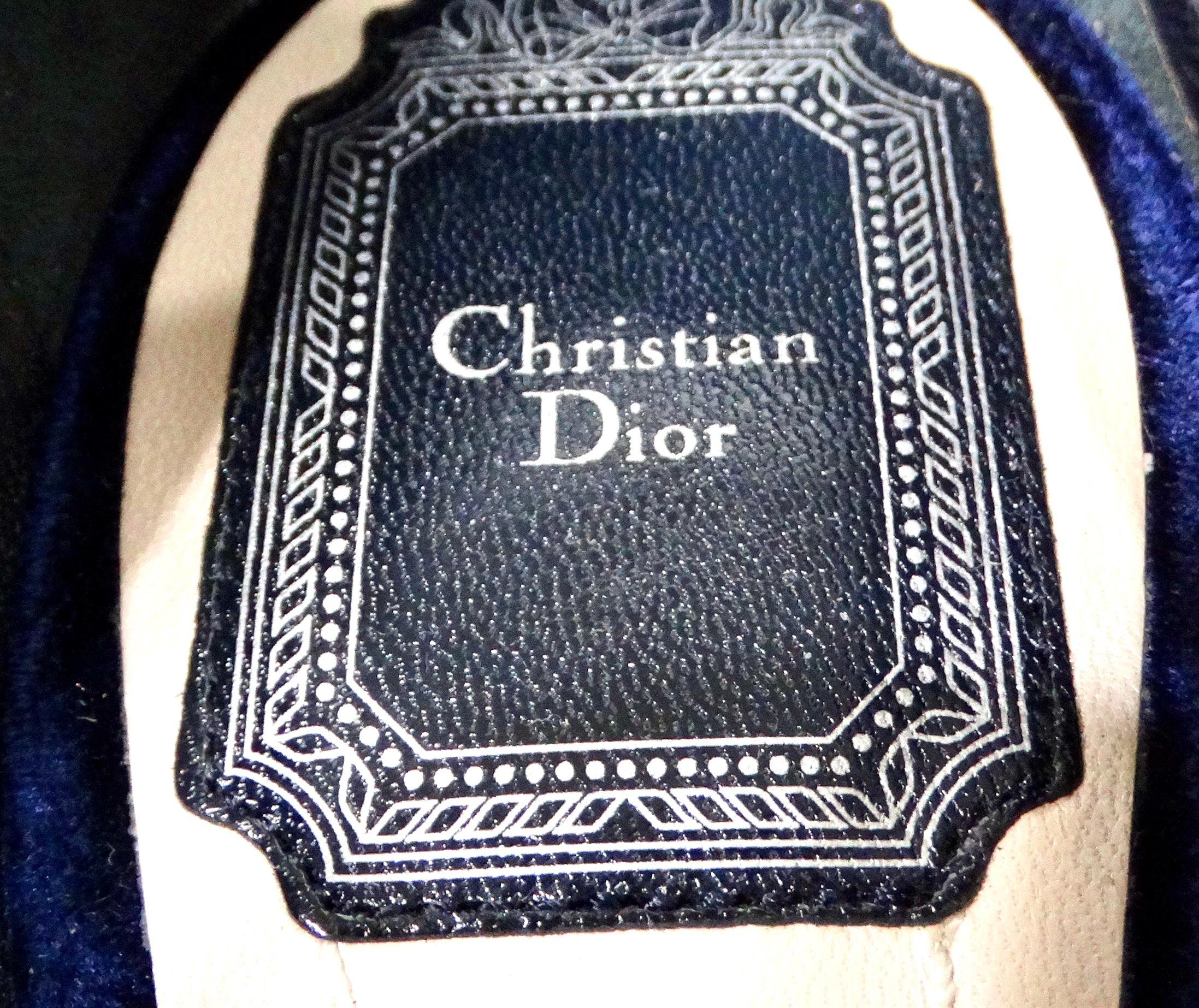 De las mujeres Christian Dior Tresor Bombas de terciopelo azul adornadas con cristales circa años 90 en venta