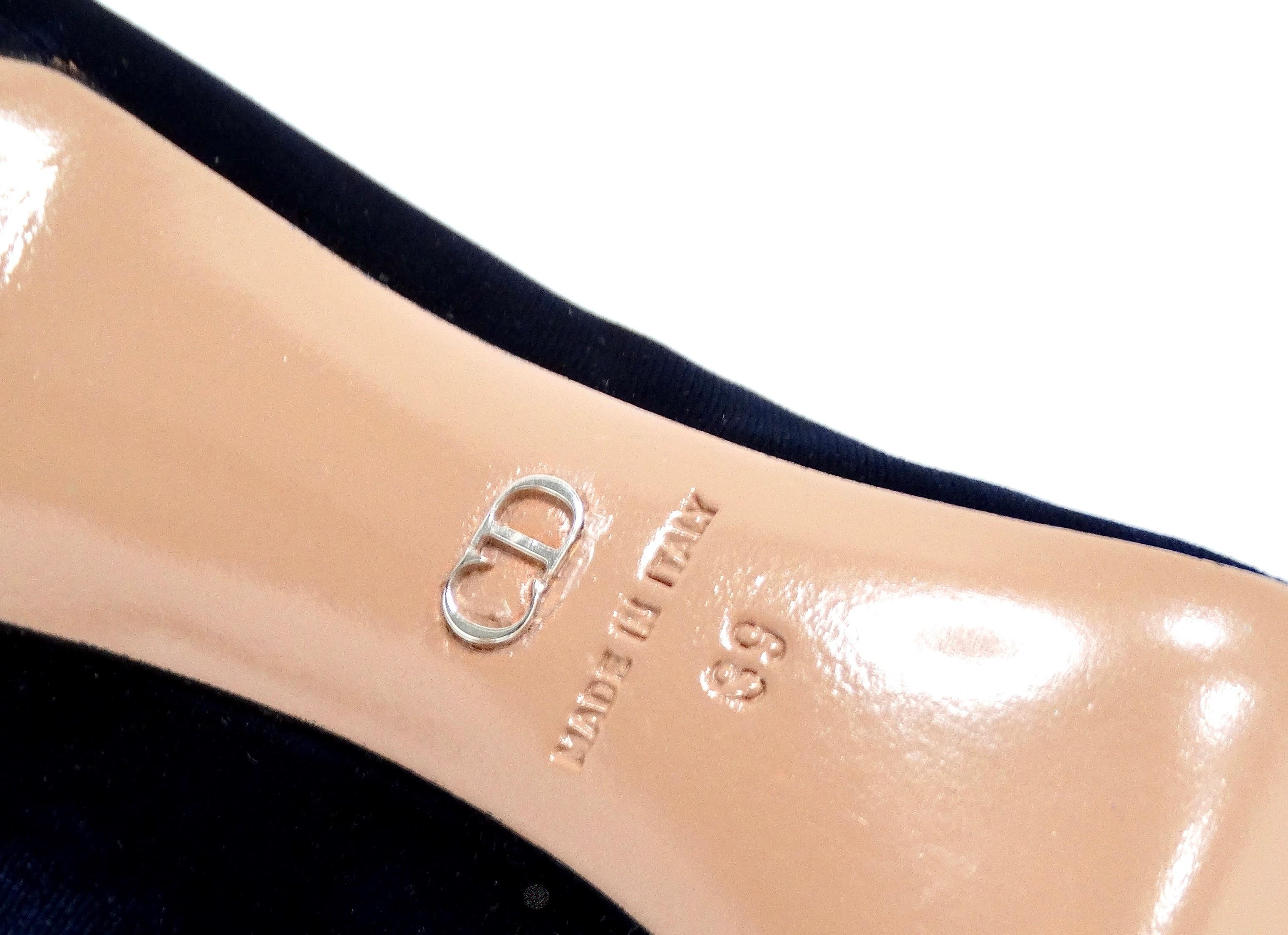 Christian Dior Tresor Bombas de terciopelo azul adornadas con cristales circa años 90 en venta 2