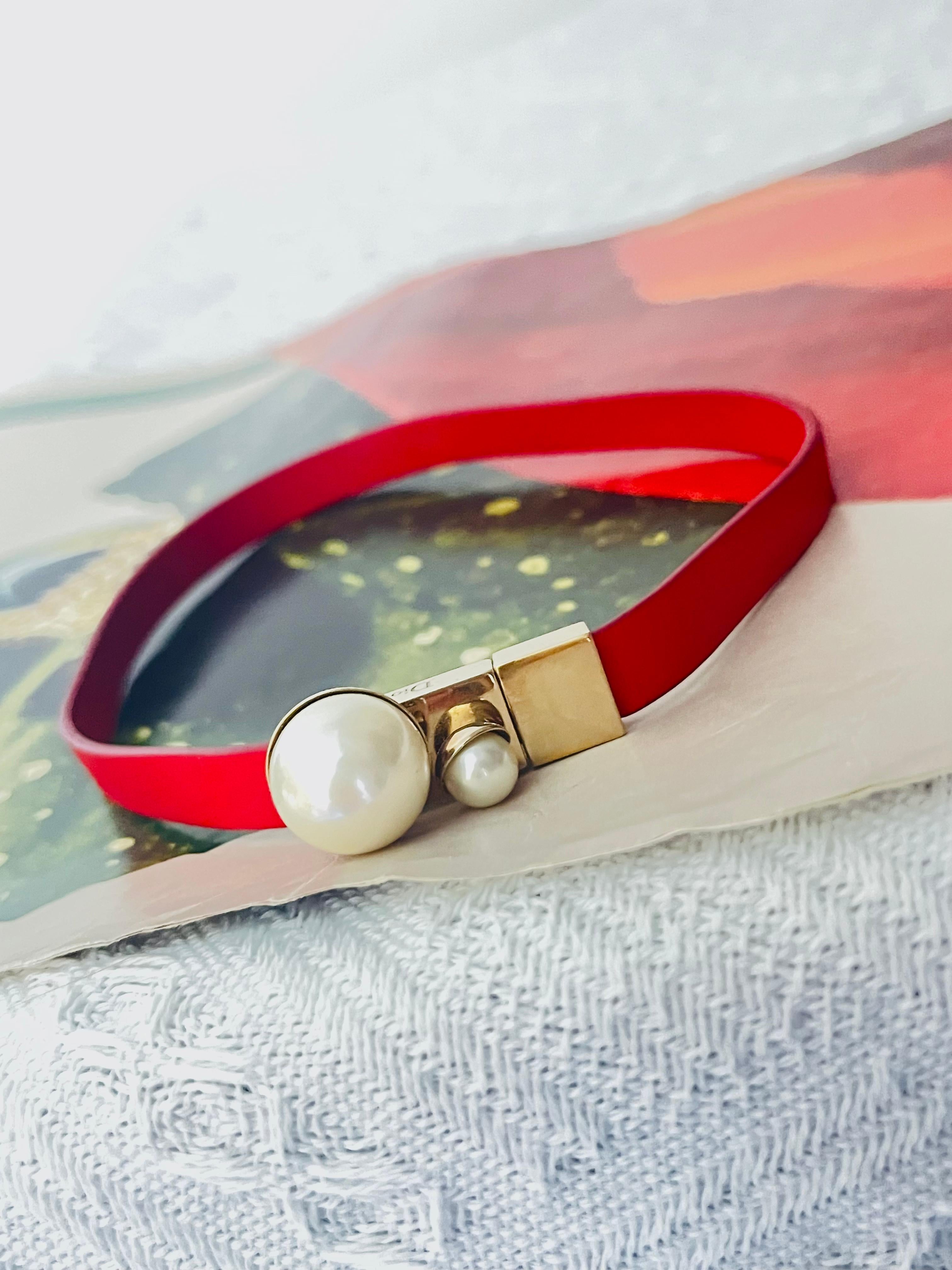 Christian Dior Tribales Tribal Vintage Weiße Perlen Rotes Leder Doppeltes Wickelarmband Modernist Collar Choker Halskette, Größe M

Sehr guter Zustand. Vielleicht sehr leichte Kratzer, kaum spürbar. 100% echt.

Auf der Rückseite signiert.