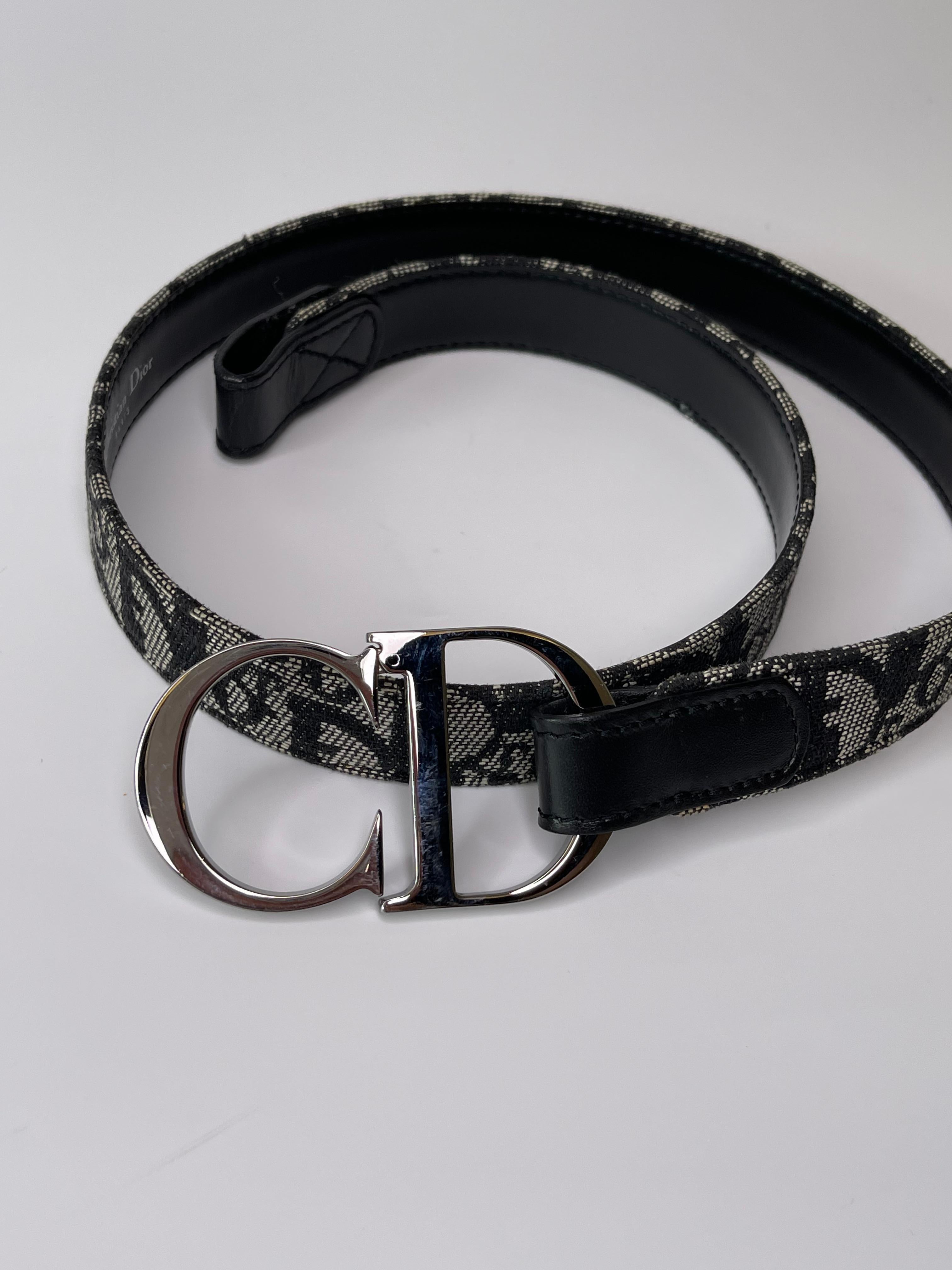 This Dior trotter pattern belt is made of leather and canvas and consists of a large silver tone buckle of the CD logo. Dior logo located throughout the belt. 

COLOR: Black and white
MATERIAL: Leather and canvas
ITEM CODE: RI0015
MEASURES: L 33” x