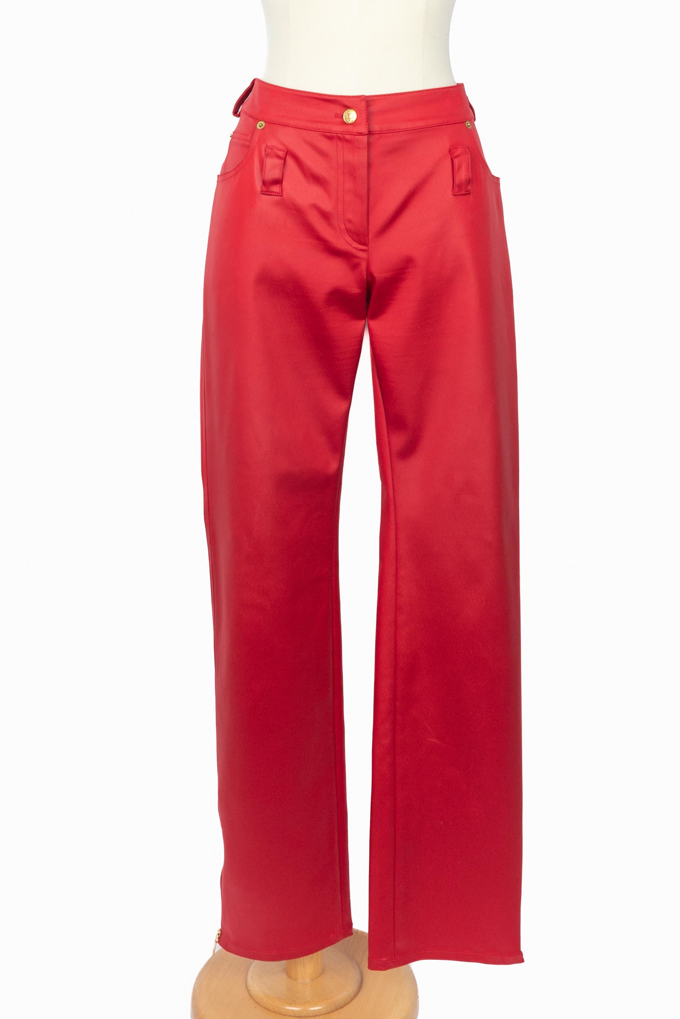 DIOR - (Made in France) Pantalón rojo de pierna recta con detalles metálicos dorados. Talla indicada: 40FR. Colección 2003 bajo la dirección artística de John Galliano.

Estado:

Muy buen estado

Medidas:

Cintura: 39 cm - Caderas: 49 cm - Largo: