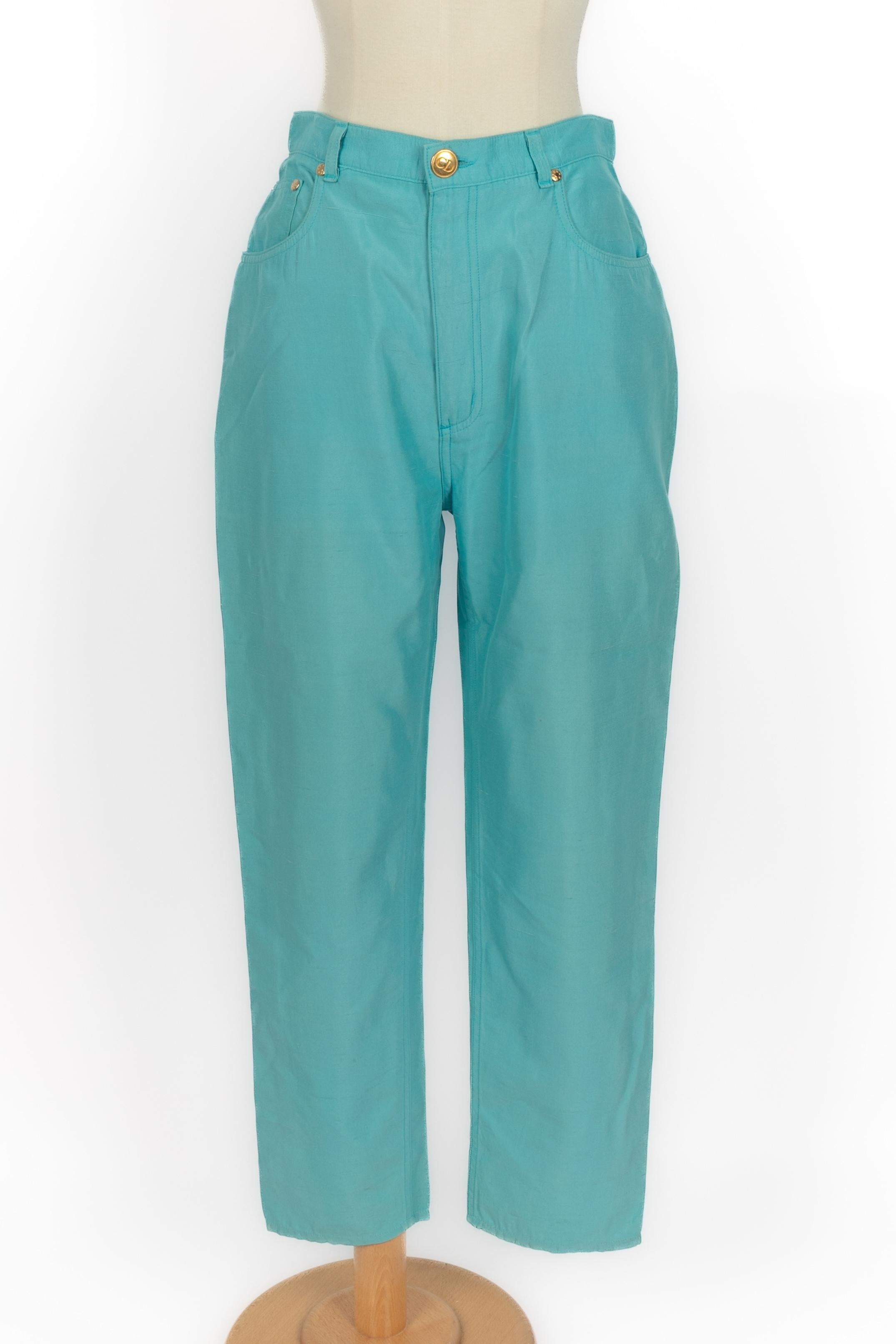 DIOR - Blaue Hose aus Wildseide. Größe 40FR angegeben.

Bedingung:
Sehr guter Zustand

Abmessungen:
Taille: 34 cm - Hüfte: 48 cm - Länge: 98 cm

SKU:FJ123