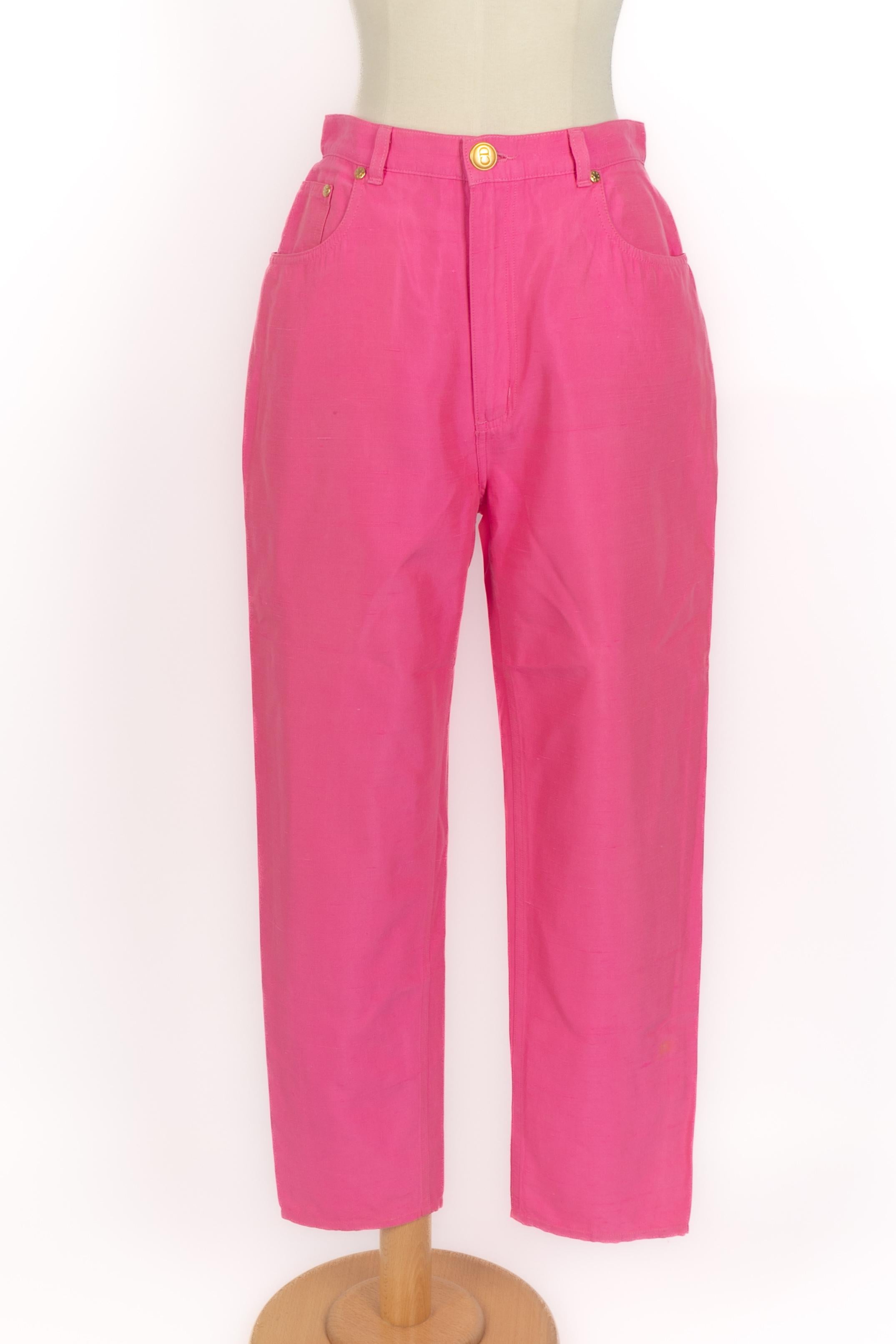 DIOR - Rosa Wildseidenhose. Größe 40FR angegeben.

Bedingung:
Guter Zustand

Abmessungen:
Taille: 34 cm - Hüfte: 48 cm - Länge: 96 cm

SKU:FJ112