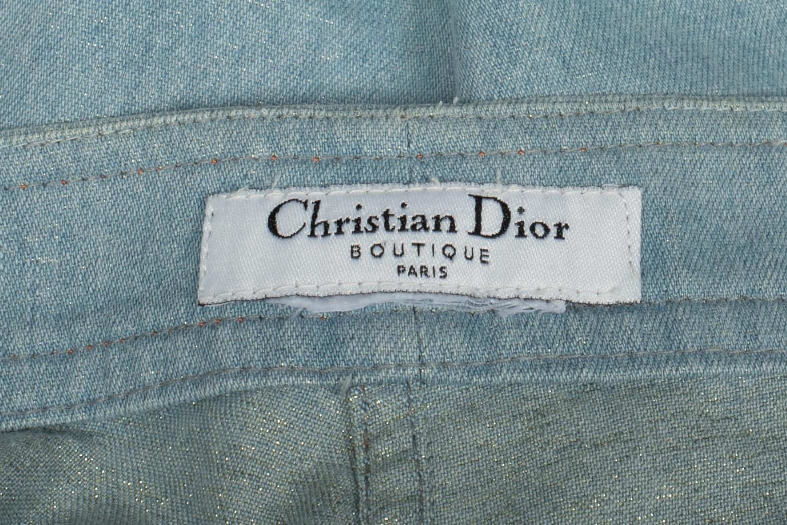 DIOR - Pantaloni in denim elasticizzato azzurro. Non è indicata la taglia, ma si adatta a una 36FR.

Condizioni:
Buono stato

Dimensioni:
Vita: 40 cm - Fianchi: 45 cm - Lunghezza: 102 cm

SKU:FJ75


