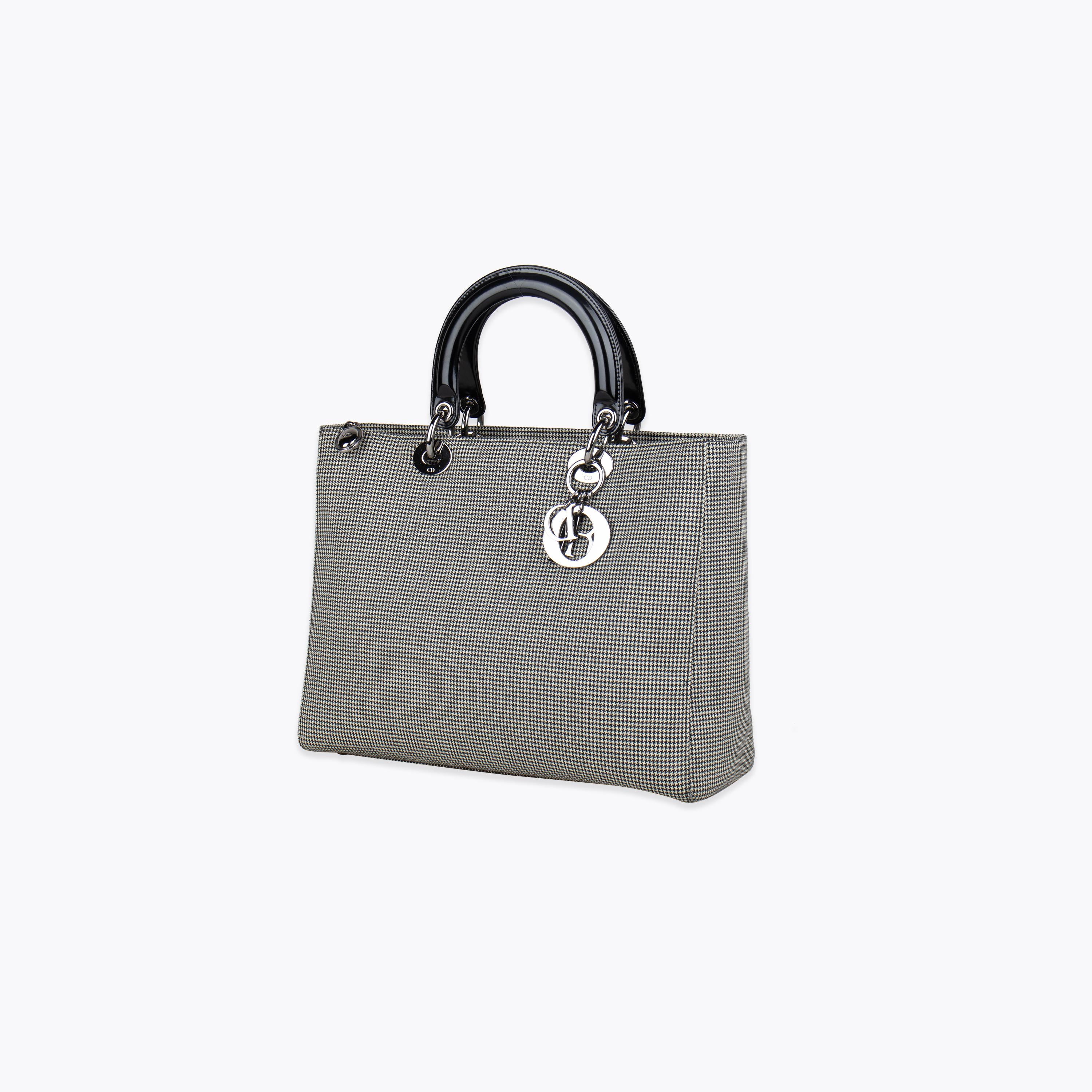 Black & White Christian DiorTweed Large Lady Dior

– Silver-tone hardware
– Flat Handles
– Single slit pocket with pull-through closure at front flap
– Textile Lining & single interior pocket
– Zip Closure at Top
–Single detachable flat shoulder