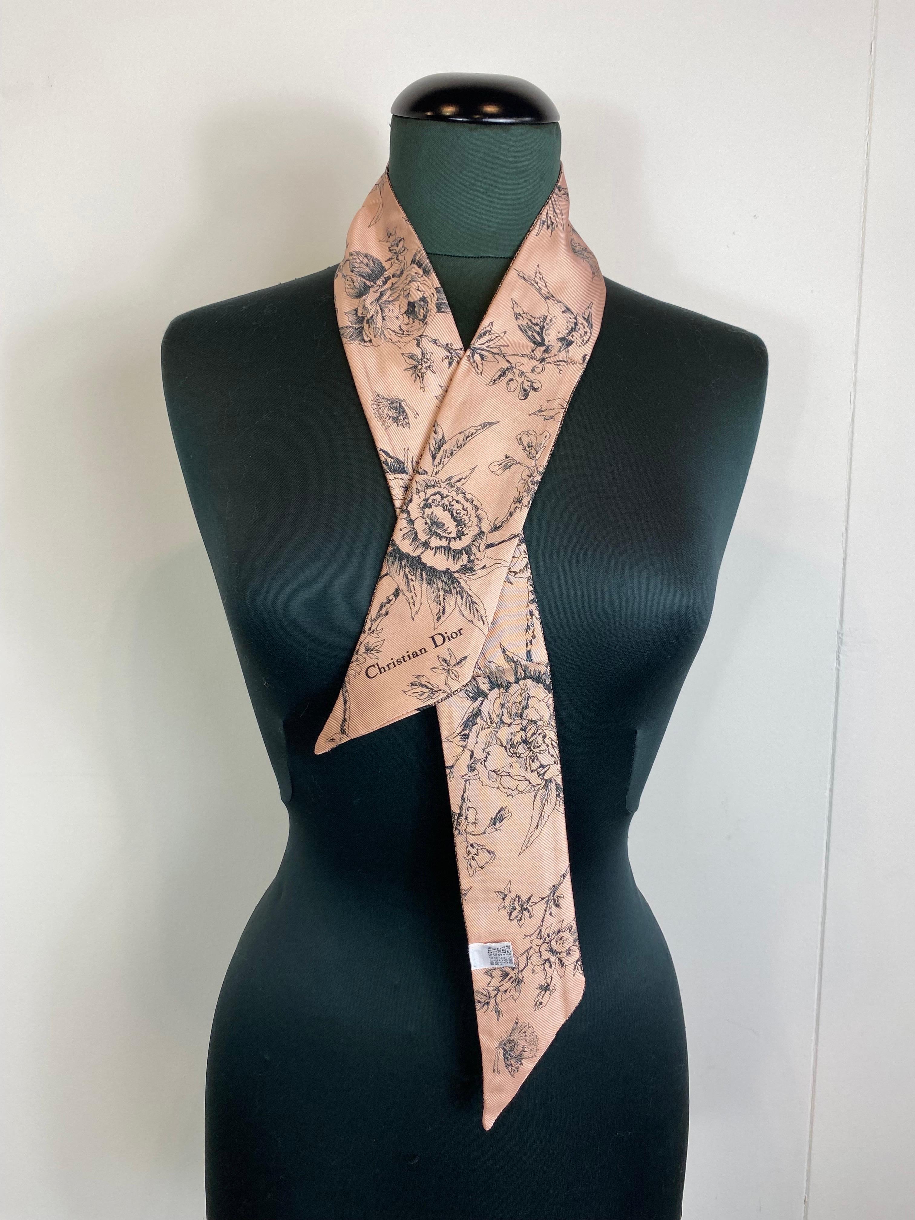 Twilly Christian Dior in pure silk, pink and black. 
New, without a tag. 

Length 110 cm
Height 5.5 cm