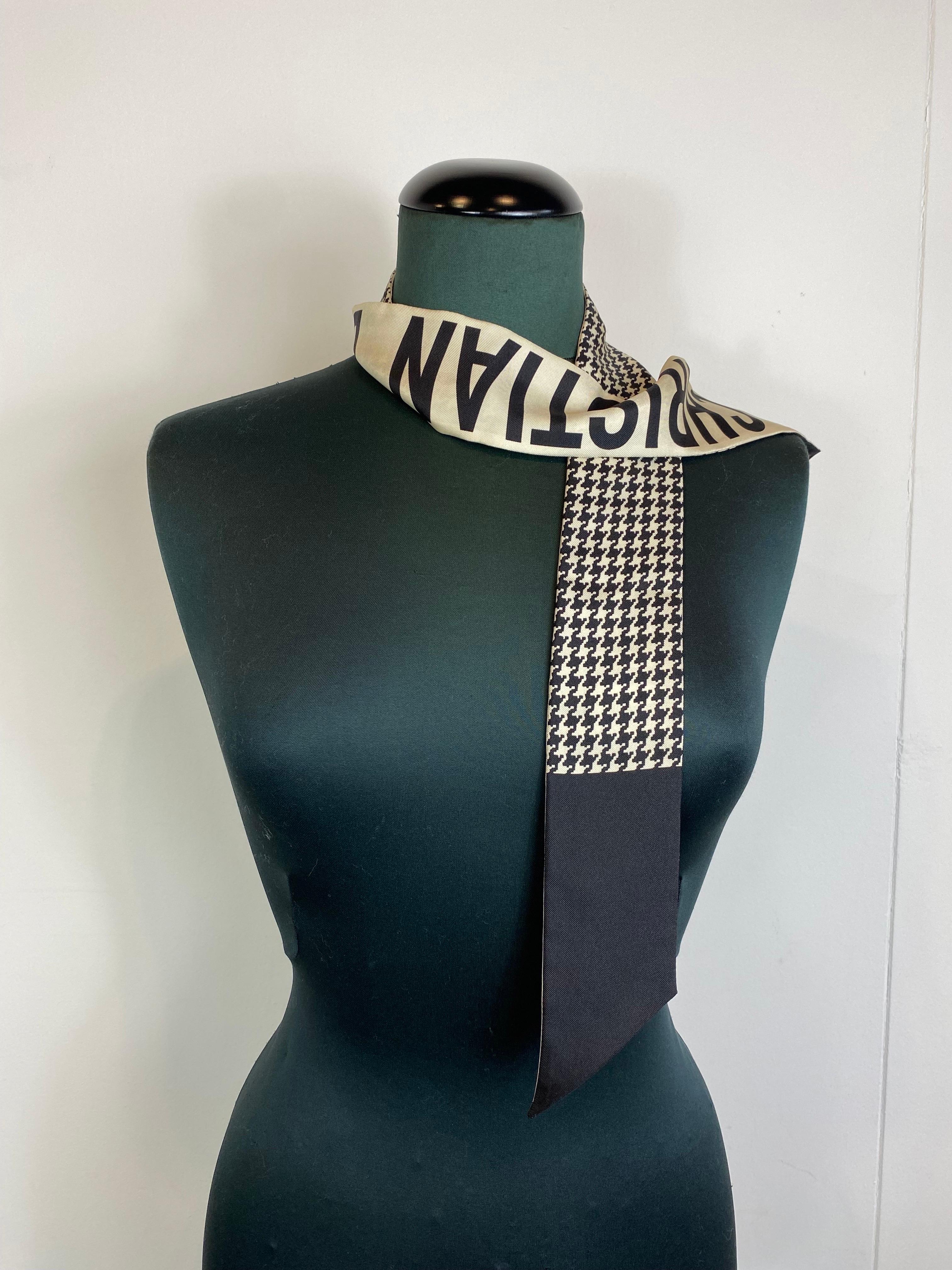 Twilly Christian Dior pure silk, black and white in houndstooth pattern.
New without a tag.
Length 104 cm
Height 6 cm
