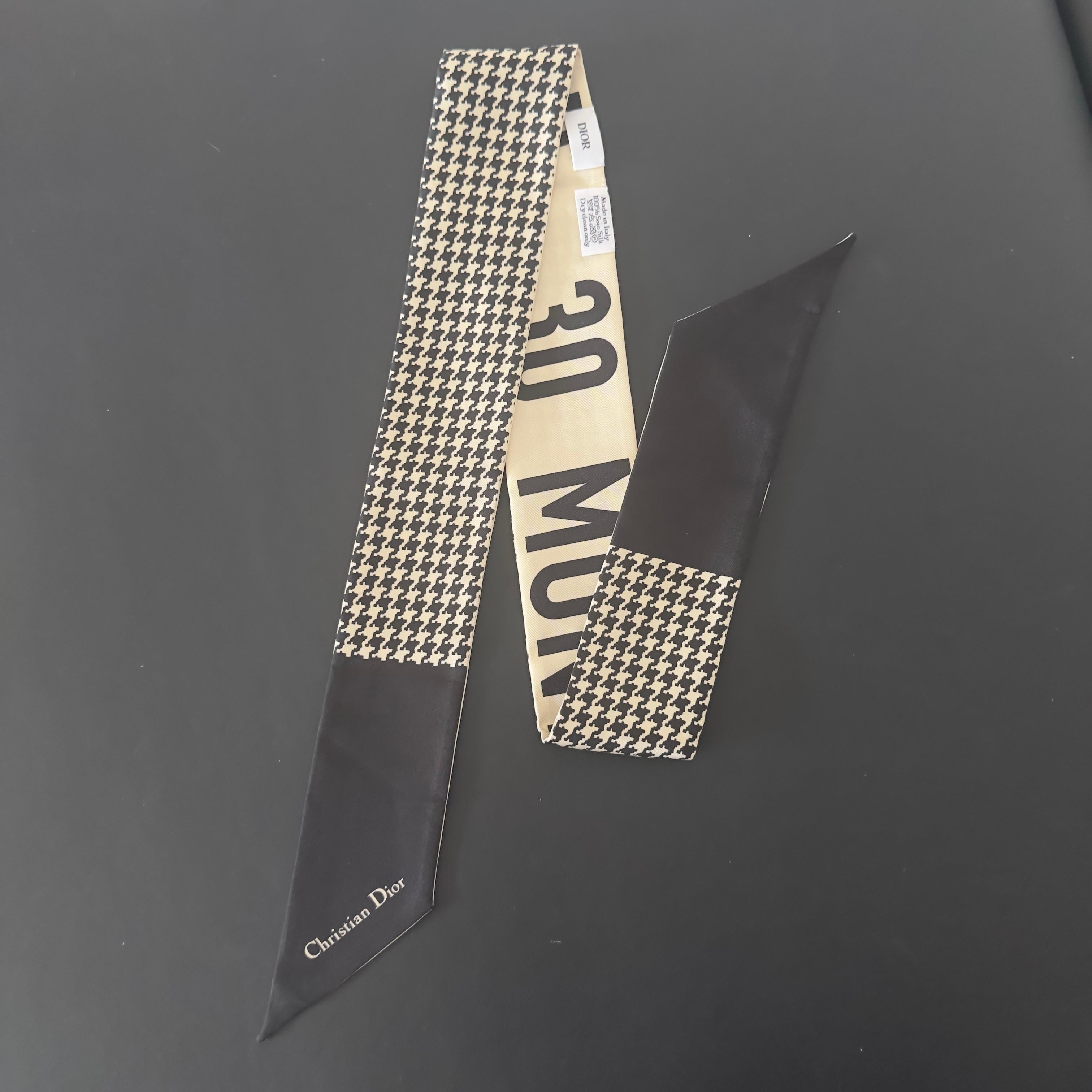 Christian Dior Twilly en soie avec logo '30 Montaigne' et motif pied-de-poule Neuf - En vente à Basaluzzo, IT