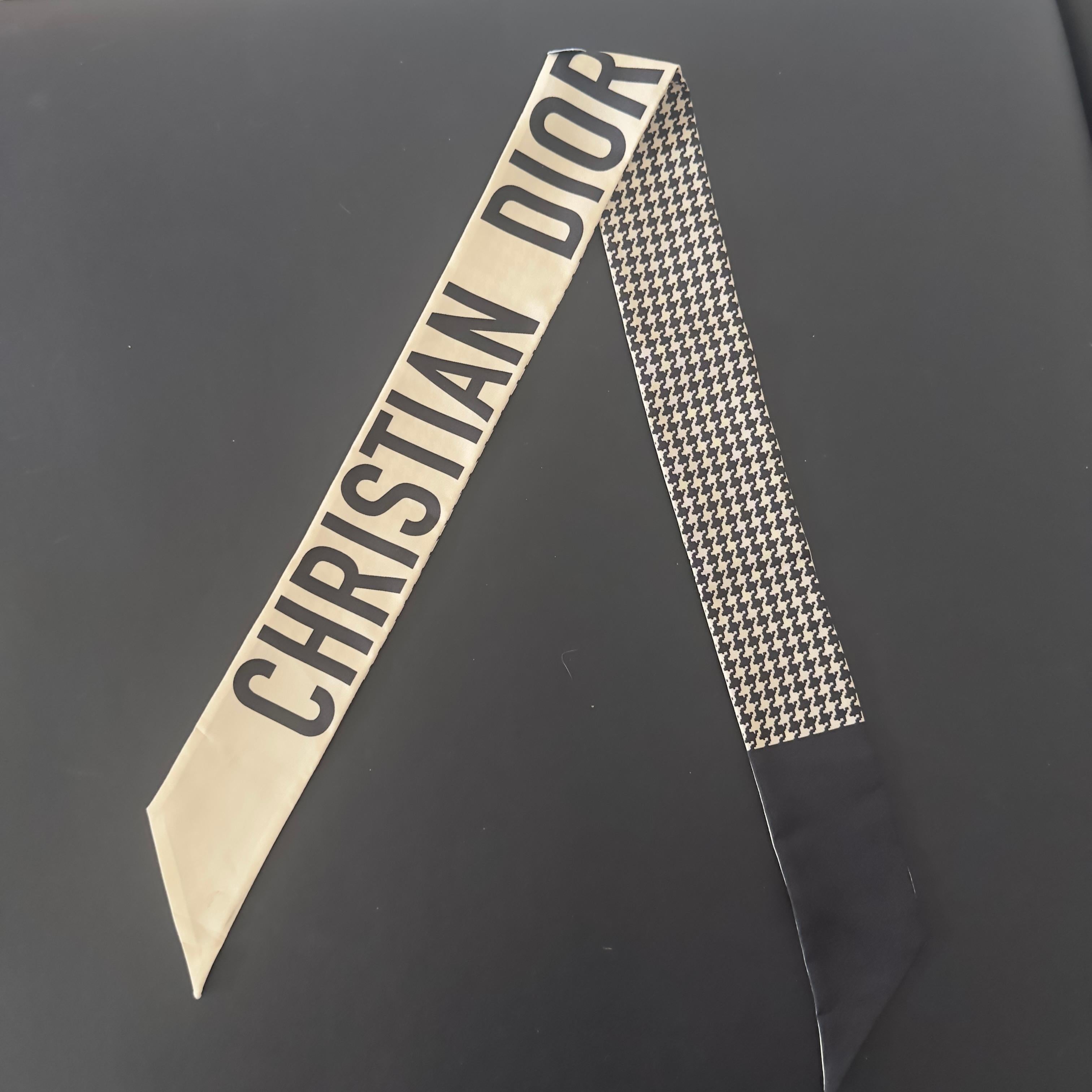 Christian Dior Twilly en soie avec logo '30 Montaigne' et motif pied-de-poule Unisexe en vente