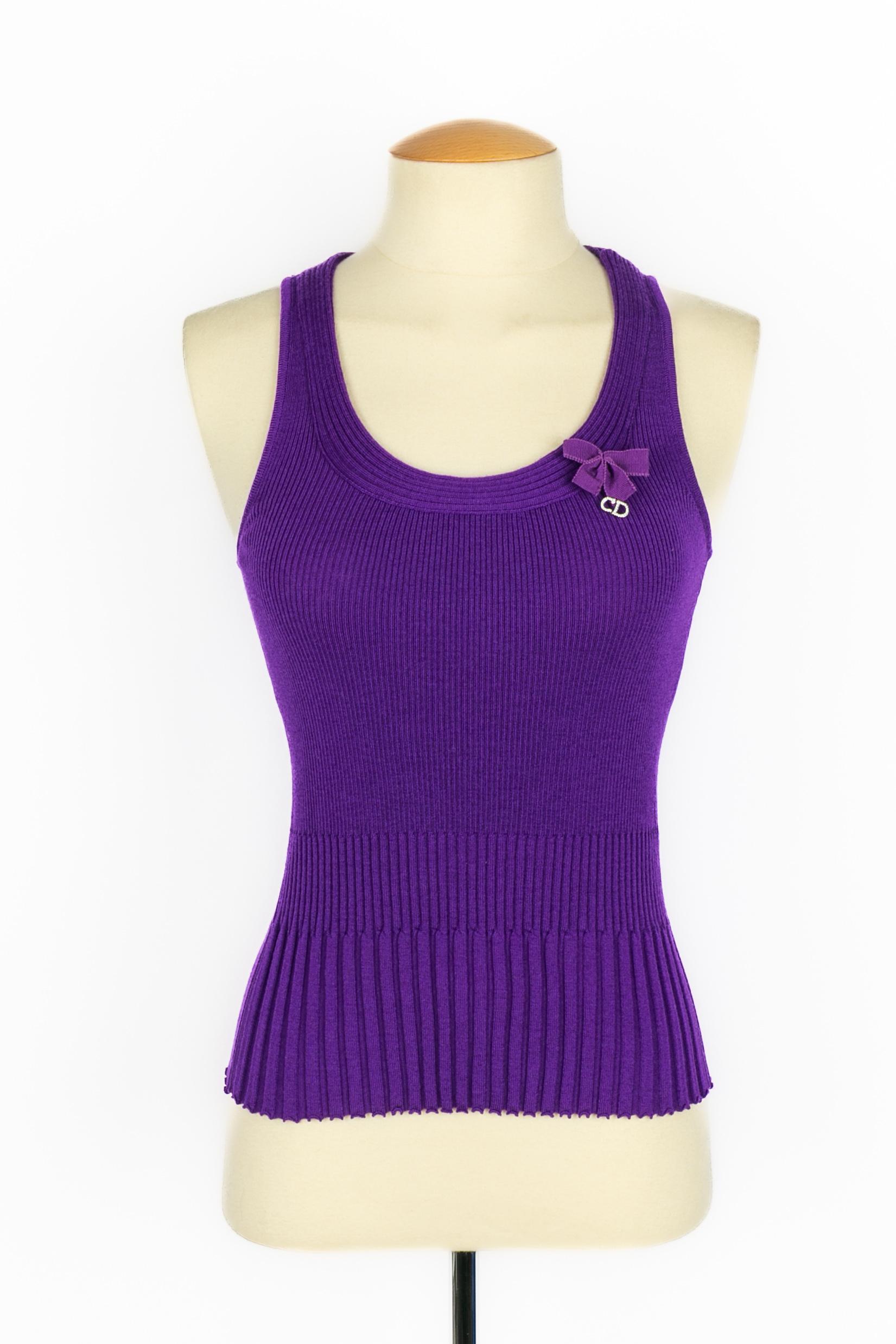DIOR - (Made in Italy) Completo in lana viola composto da un cardigan e un top, decorato con un fiocco e un logo cc in metallo argentato ornato di strass. Indicata la taglia 36FR.

Condizioni:
Ottime condizioni

Dimensioni:
Cardigan: Larghezza