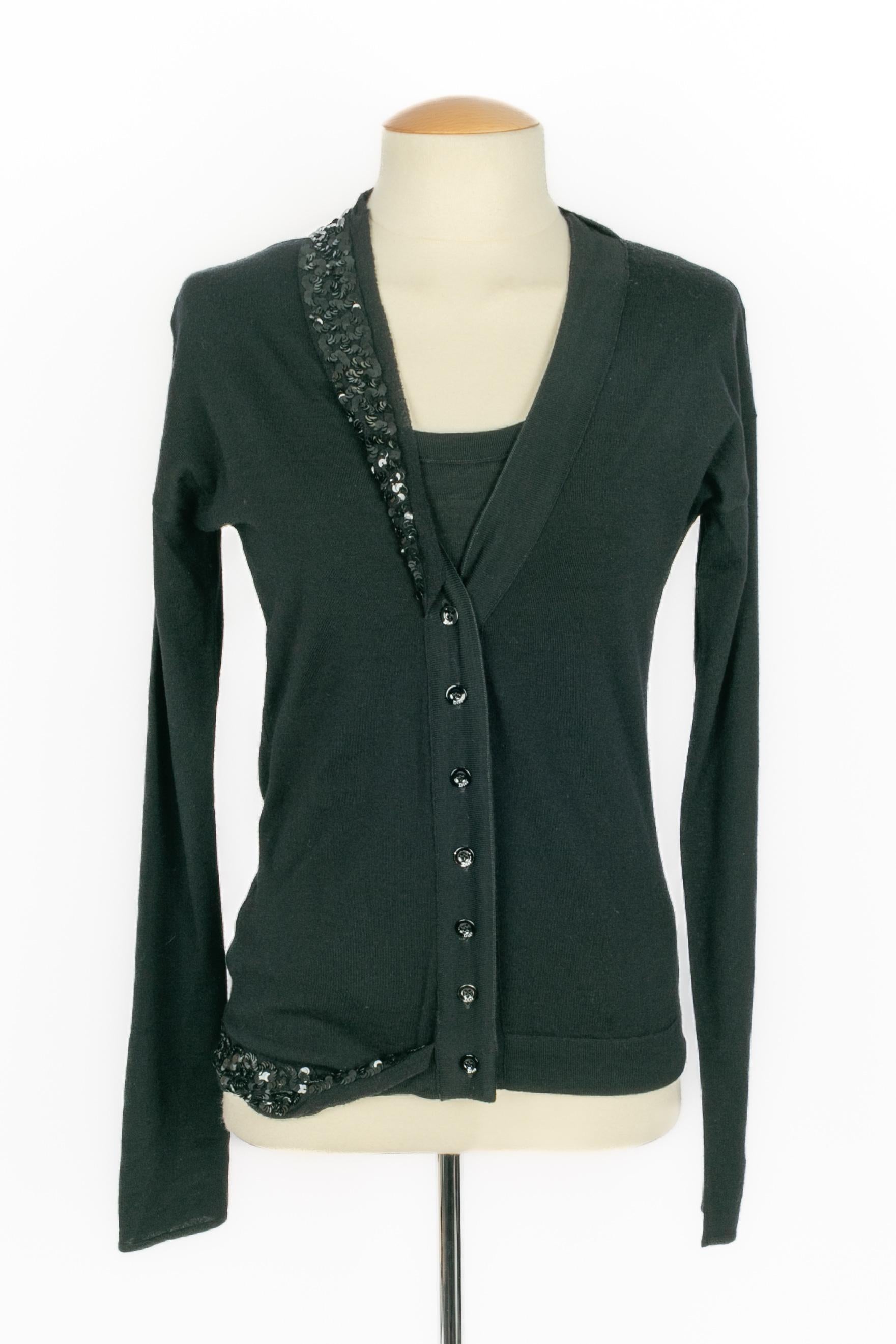 DIOR - (Made in France) Black wool twin-set embroidered with sequins and composed of a cardigan and a top. Size 36FR indicated.

Condition:
Very good condition

Dimensions:
Cardigan: Shoulder width: 54 cm - Chest: 46 cm - Sleeve length: 58 cm -