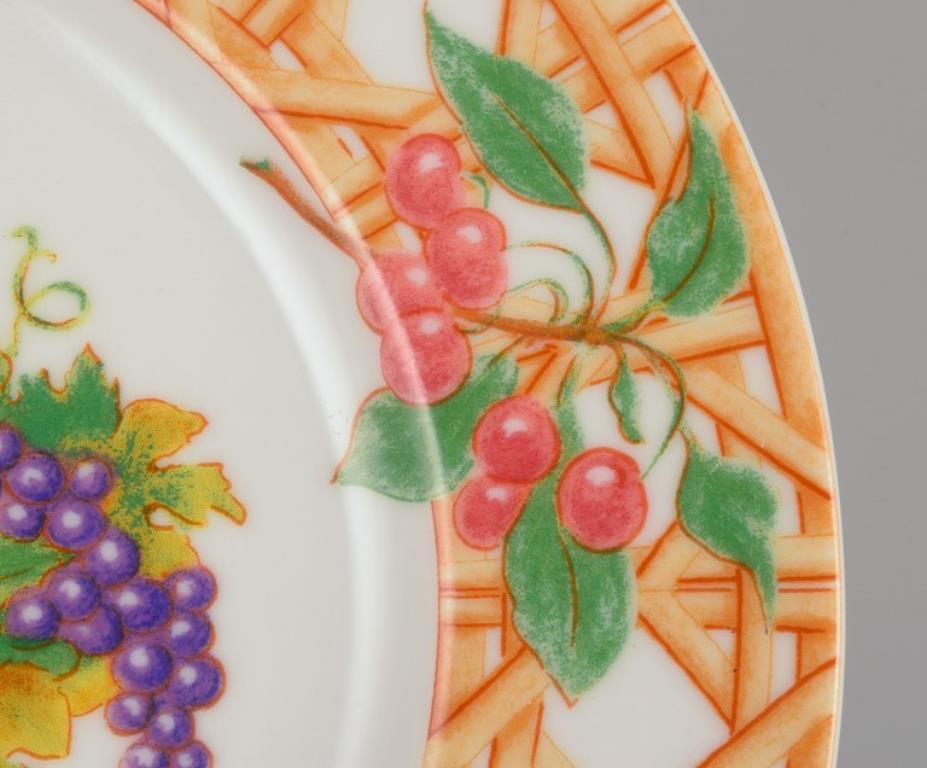 Christian Dior. Zwei Tutti Fiori, Tutti Frutti-Porzellanteller. (20. Jahrhundert) im Angebot