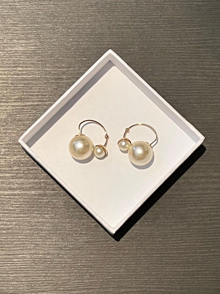 Christian Dior Ultradior, boucles d'oreilles en fausse perle En vente sur  1stDibs