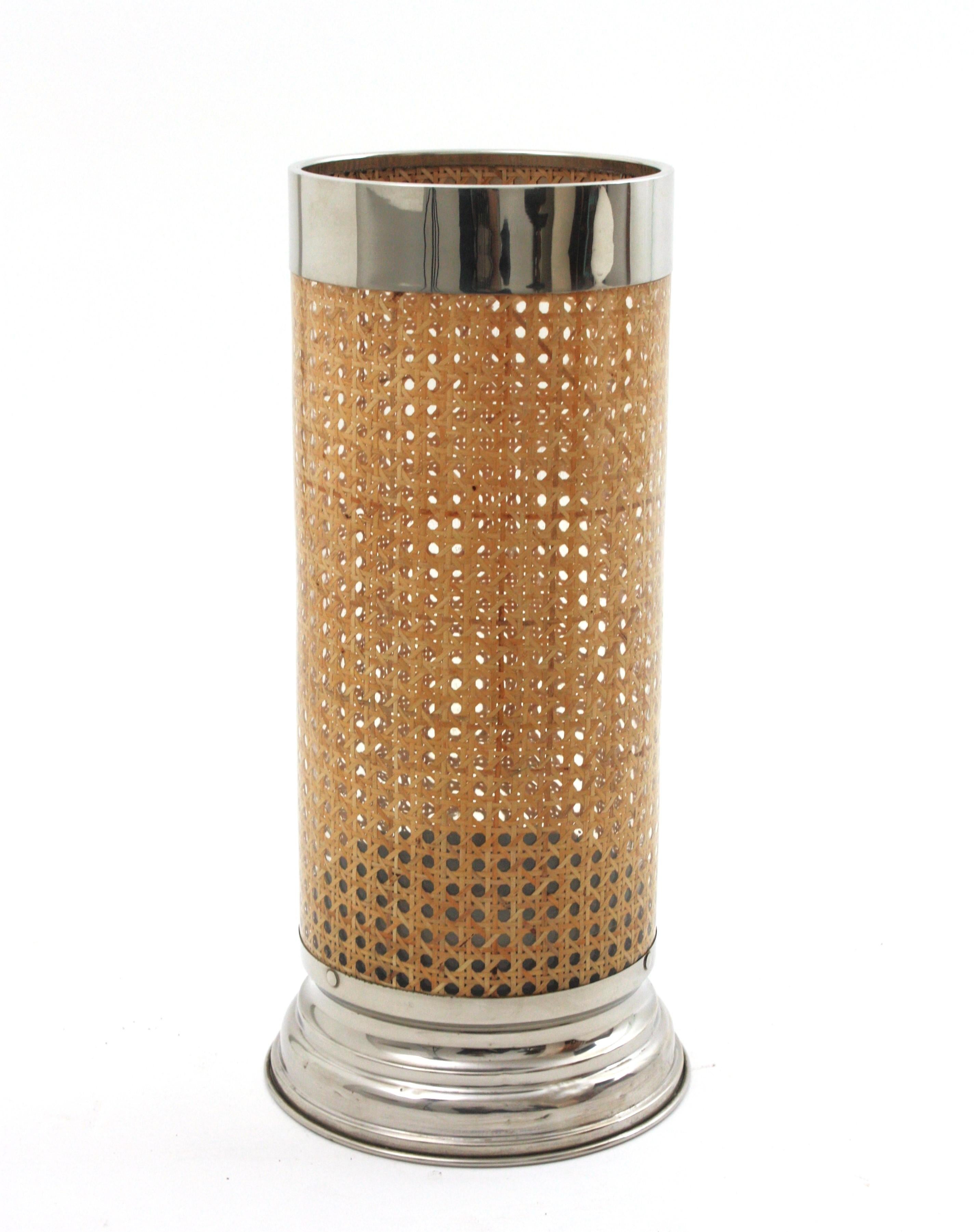 Elegante portaombrelli Mid-Century Modern in rattan, lucite e cromo, Francia, anni '70.
Possibilmente fornito da Christian Dior Home.
Si compone di una lastra di lucite con un intreccio di rattan/cane incorporato, una struttura in metallo cromato