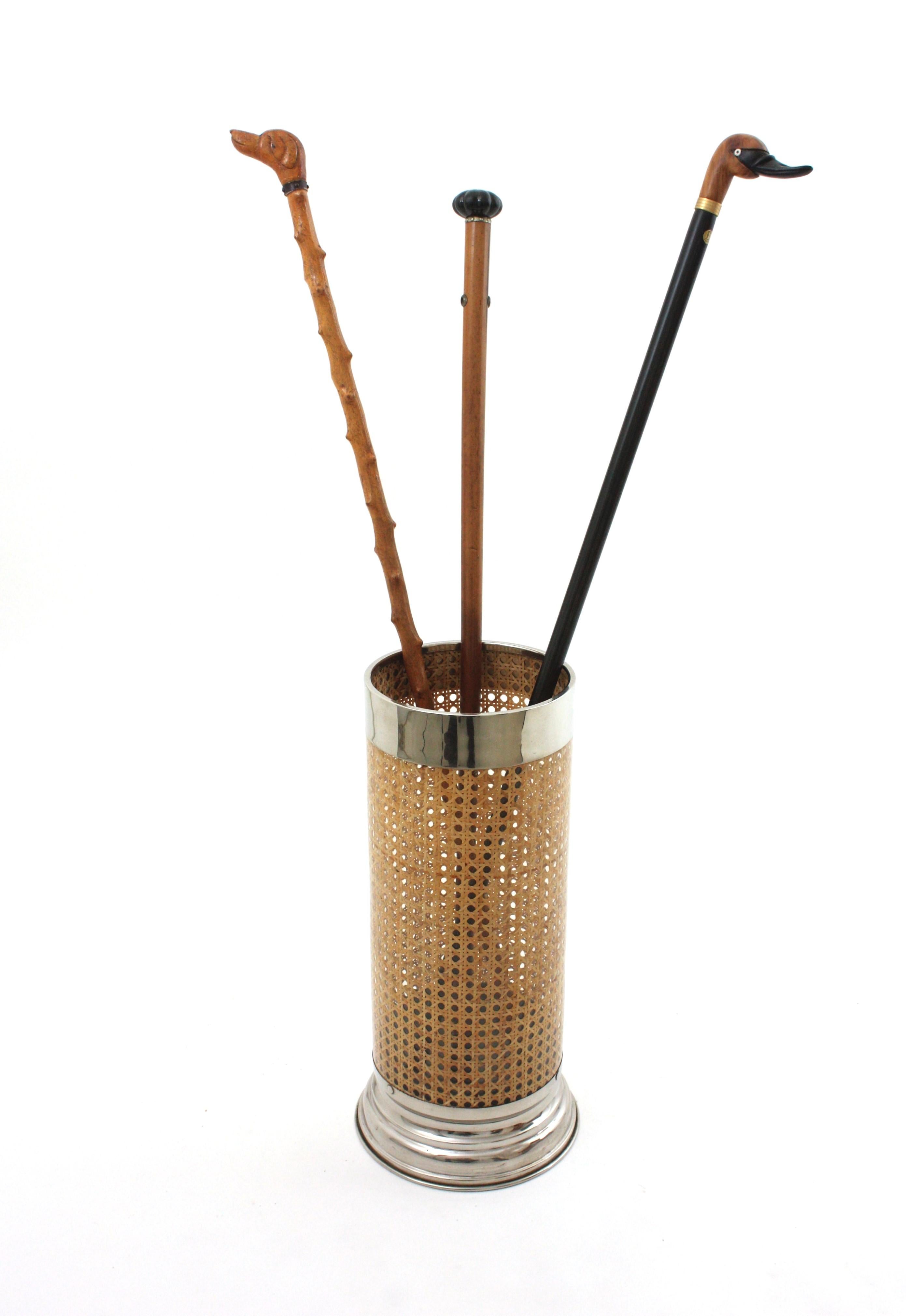Mid-Century moderno Portaombrelli Christian Dior in lucite di rattan e cromo, Francia, anni '70 in vendita