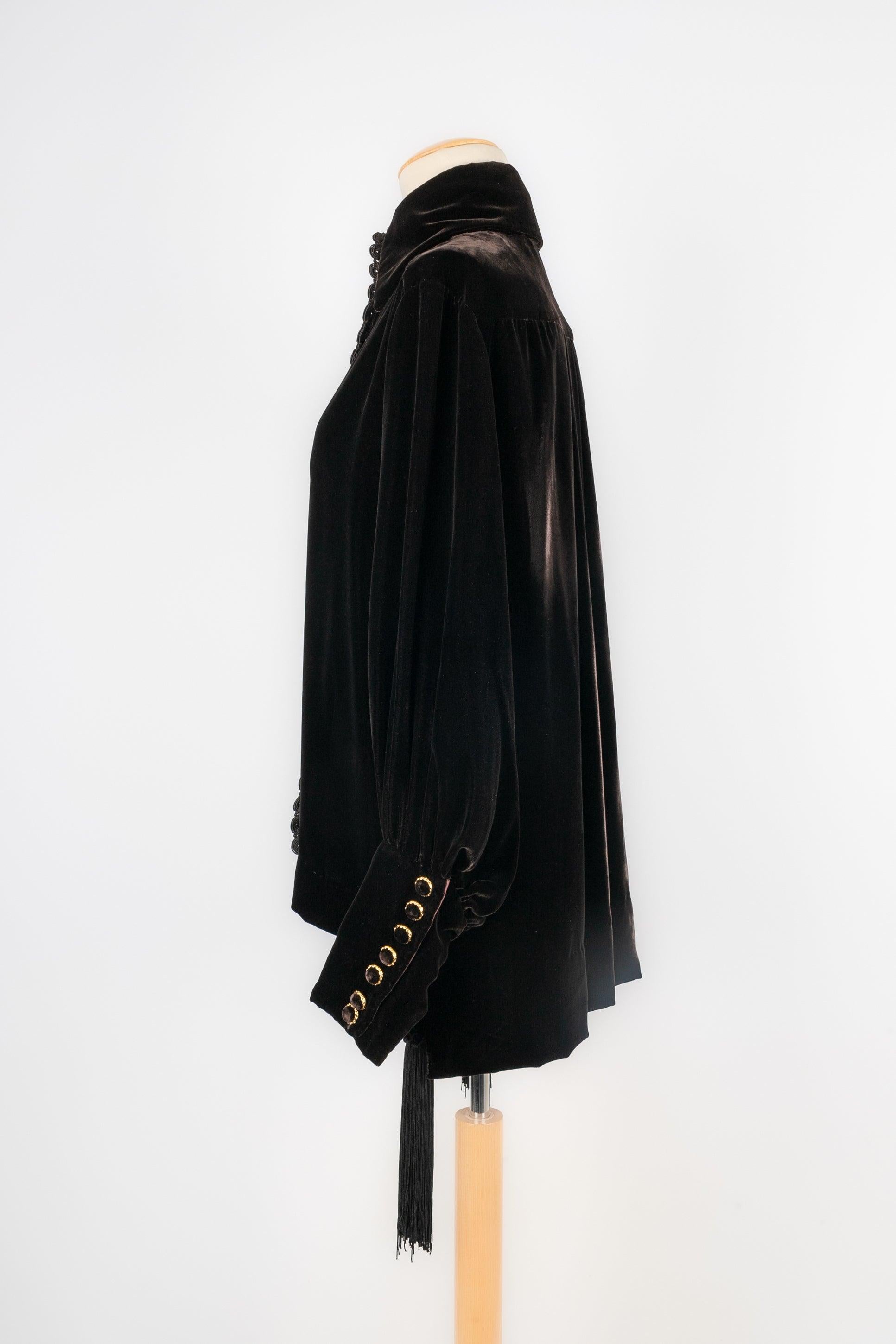 Dior - Velvet jacket decorated with trimmings and two pompoms. No size indicated, it fits a 36FR. 1993 Fall-Winter Collection, under the direction of GianFranco Ferré.

Additional information:
Condition: Very good condition
Dimensions: Shoulder