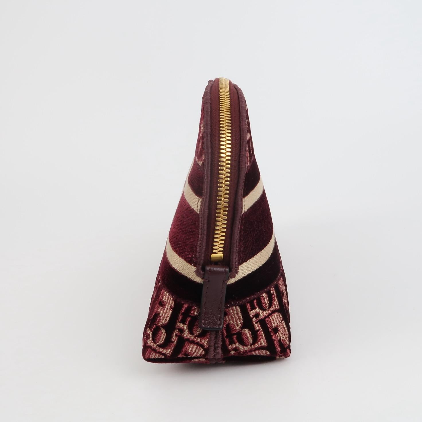 Christian Dior Velours Oblique Cosmetic Pouch Bourgogne
Il s'agit de photos professionnelles du sac offert par Luxbags.
Voici la pochette à cosmétiques Christian Dior Velvet Oblique en bordeaux, la solution parfaite pour organiser vos cosmétiques