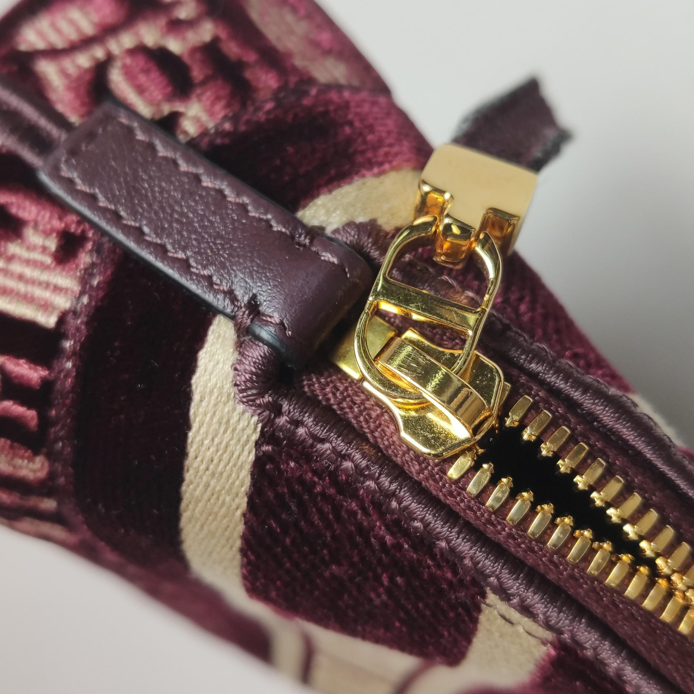 Christian Dior Velours Oblique Cosmetic Pouch Bourgogne en vente 3