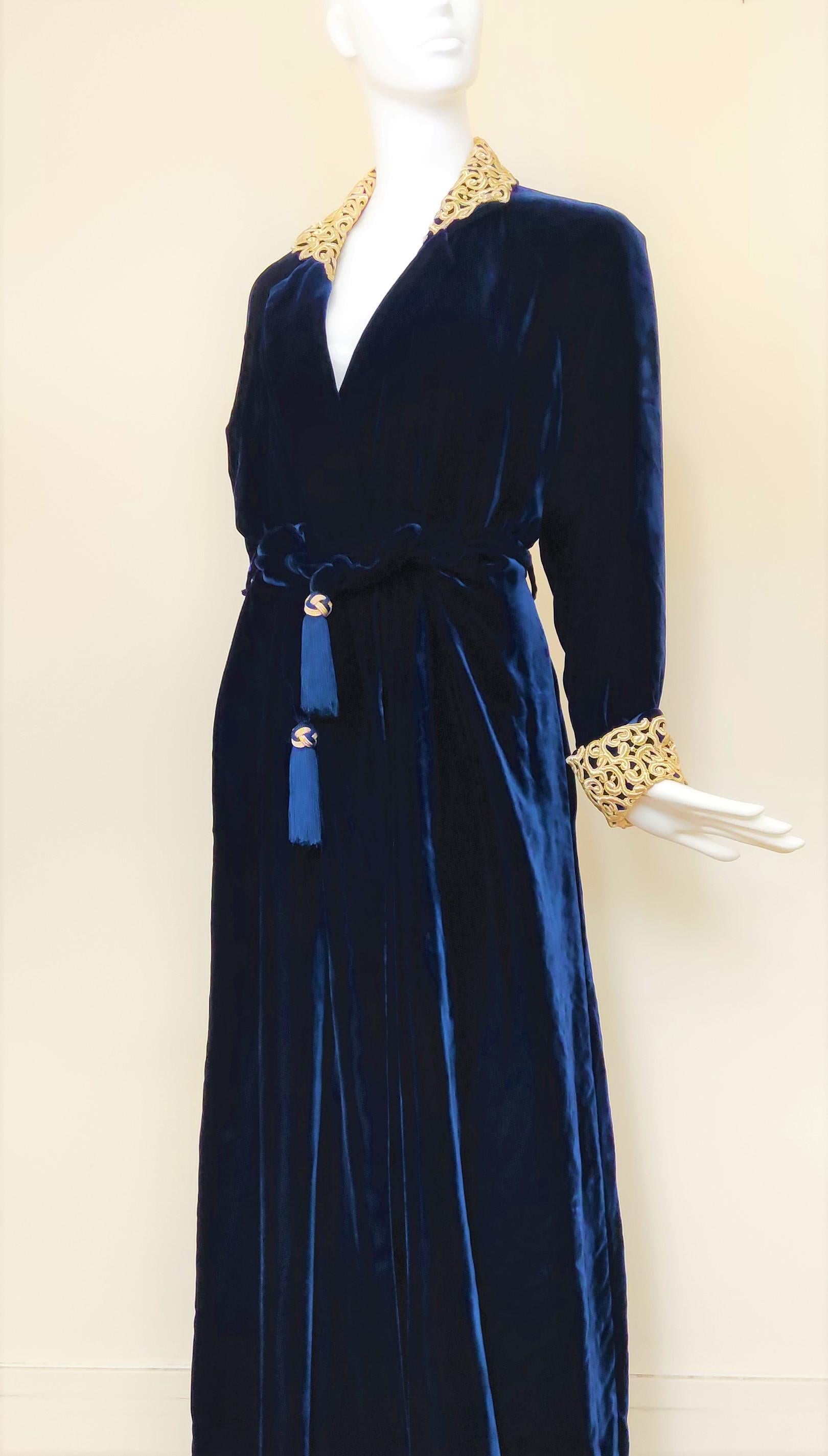 Abendkleid aus Samt von Christian Dior!
Wahrscheinlich aus den 60er Jahren!
Samtstoff mit Ornament am Kragen und an den Ärmeln.

Hervorragender Zustand.
Zusätzlicher Verschluss mit den inneren Kordeln. 

GRÖSSE
Einheitsgröße. Aber es passt am besten
