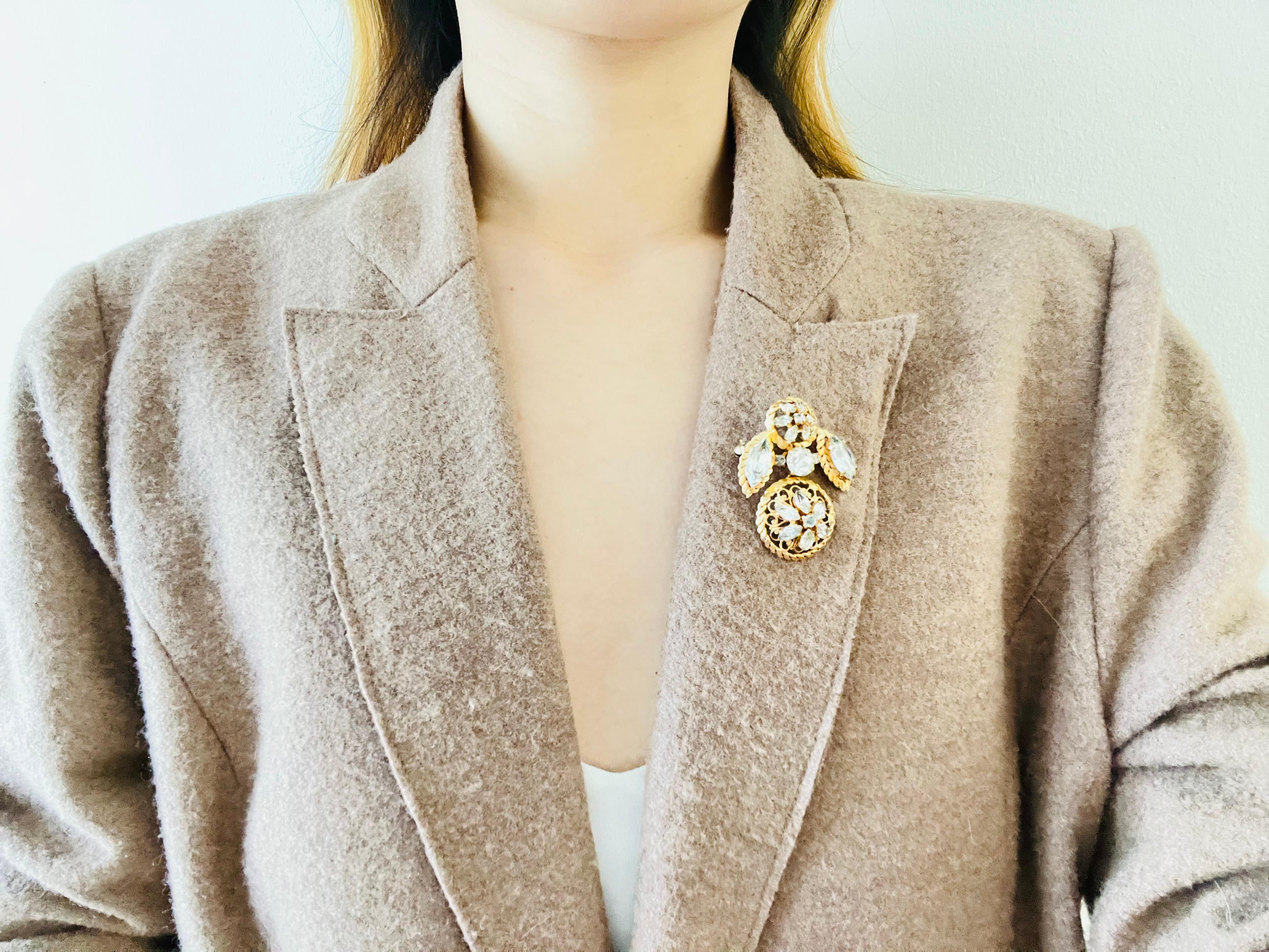 Women's or Men's Christian Dior Vintage 1950s Baroque Openwork Crystals Exquisite Gold Brooch