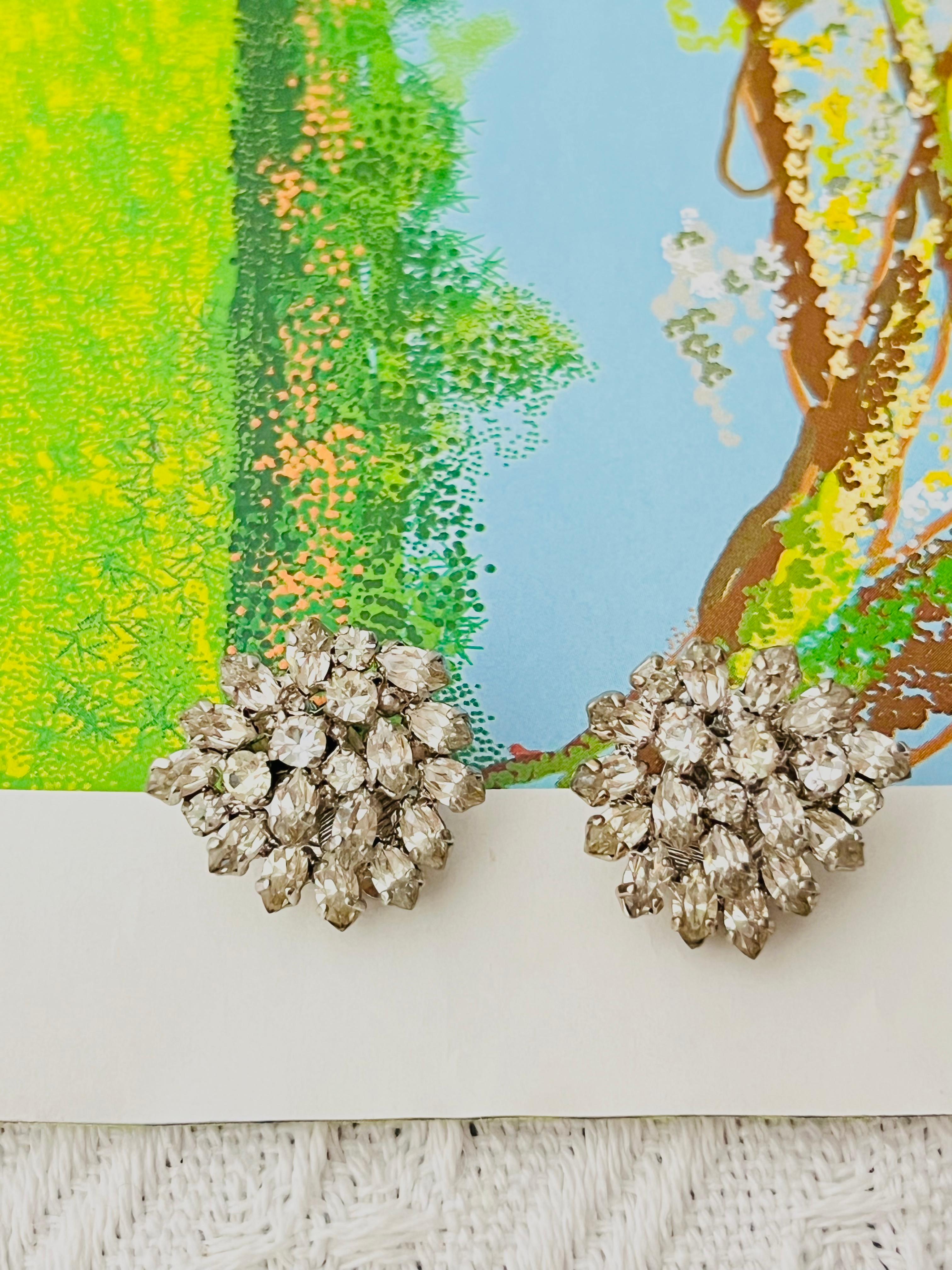 Christian Dior Vintage 1960s Unisex Weiß Klar Ganzkristalle Blume Sunburst Marquise Elegante Clip-Ohrringe, Silber-Ton

Sehr guter Zustand. Vielleicht leichte Kratzer oder Farbverluste, die kaum auffallen. Keine Steine verloren. 100% echt.

Vintage
