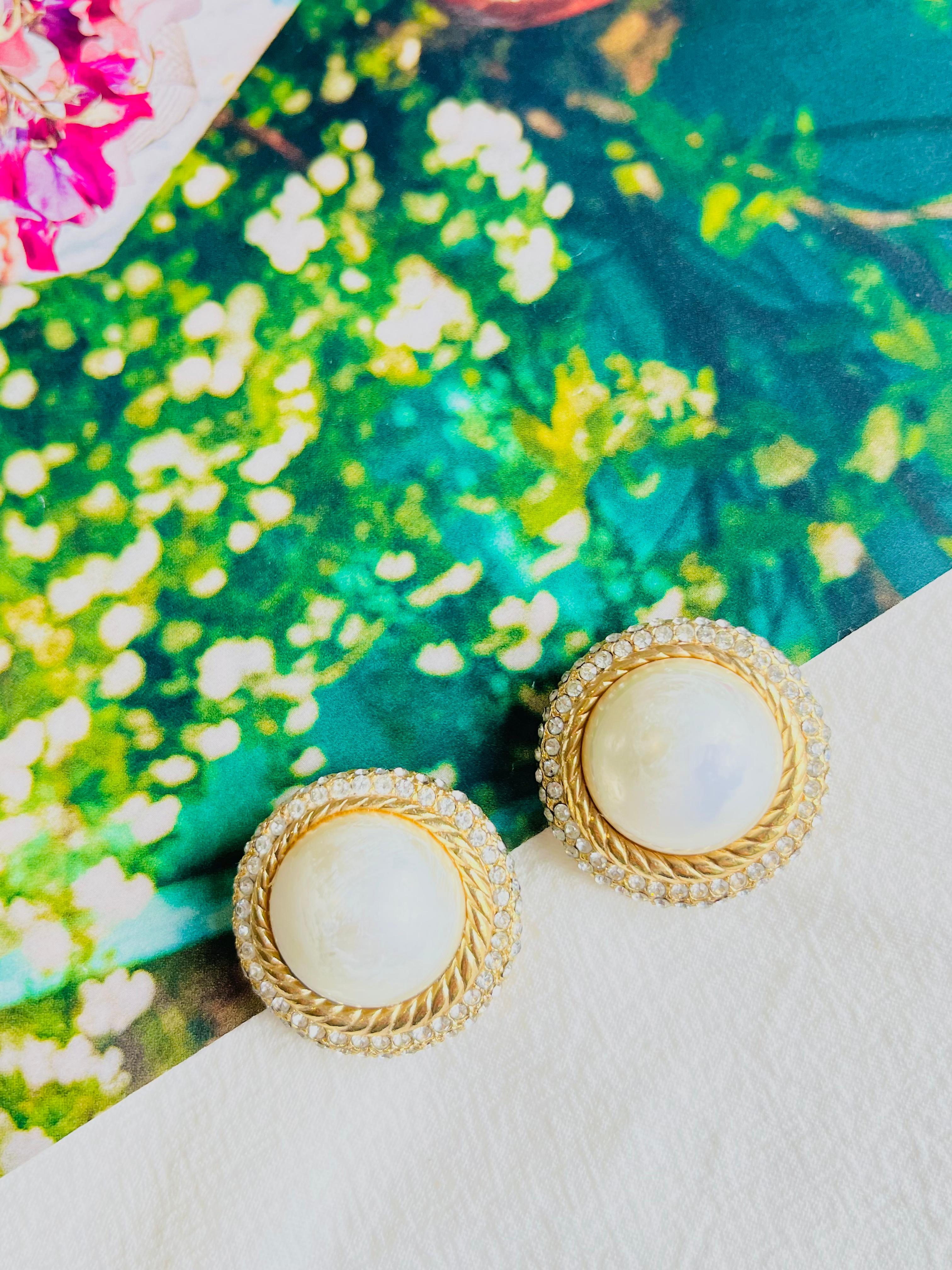 Good condition. Peeled off on faux pearls. Not any stones lost.

100% Genuine. Vintage and rare to find.

A very beautiful pair of earrings by Chr. DIOR, signed at the back.

Size: 3.0*3.0 cm.

Weight: 18.0 g/each.

_ _ _

Great for everyday wear.