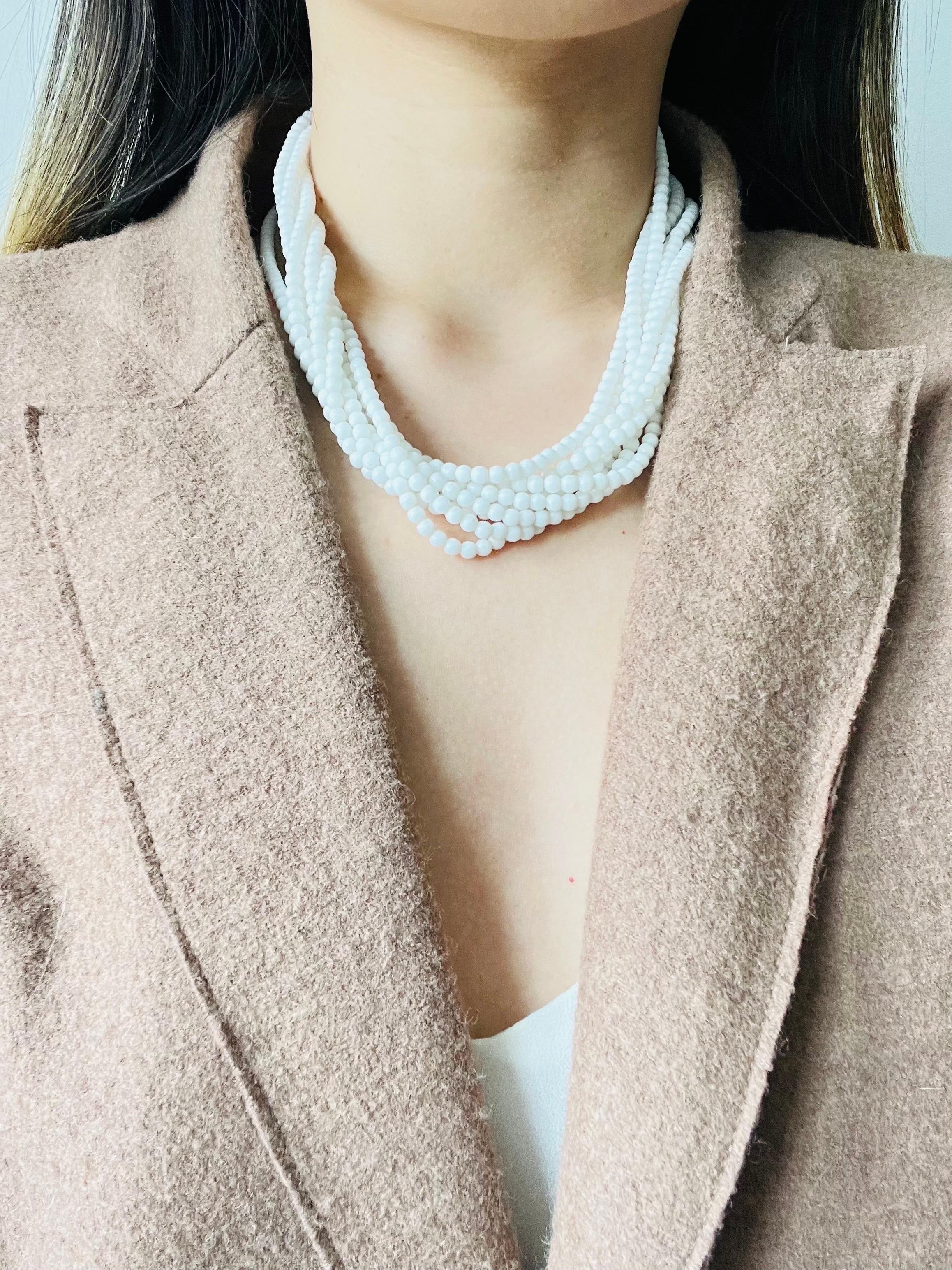Christian Dior Vintage 1962 Acht 8strangige Milchweiße Glas-Perlenhalskette mit Perlenärmeln im Angebot 3