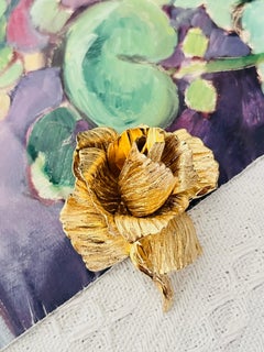 Christian Dior Vintage 1964 – Große, auffällige Brosche mit strukturierter, goldfarbener Blüte im Rosen-Design