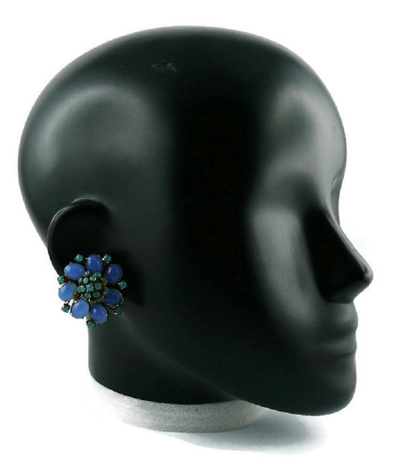 CHRISTIAN DIOR vintage 1996 gold toned clip-on earrings featuring a flower embellished with blue shade glass cabochons..

Marked CHR. DIOR © 1966 Germany.

Indicative measurements : diameter approx. 3.2 cm (1.26 inches).

IMPORTANT