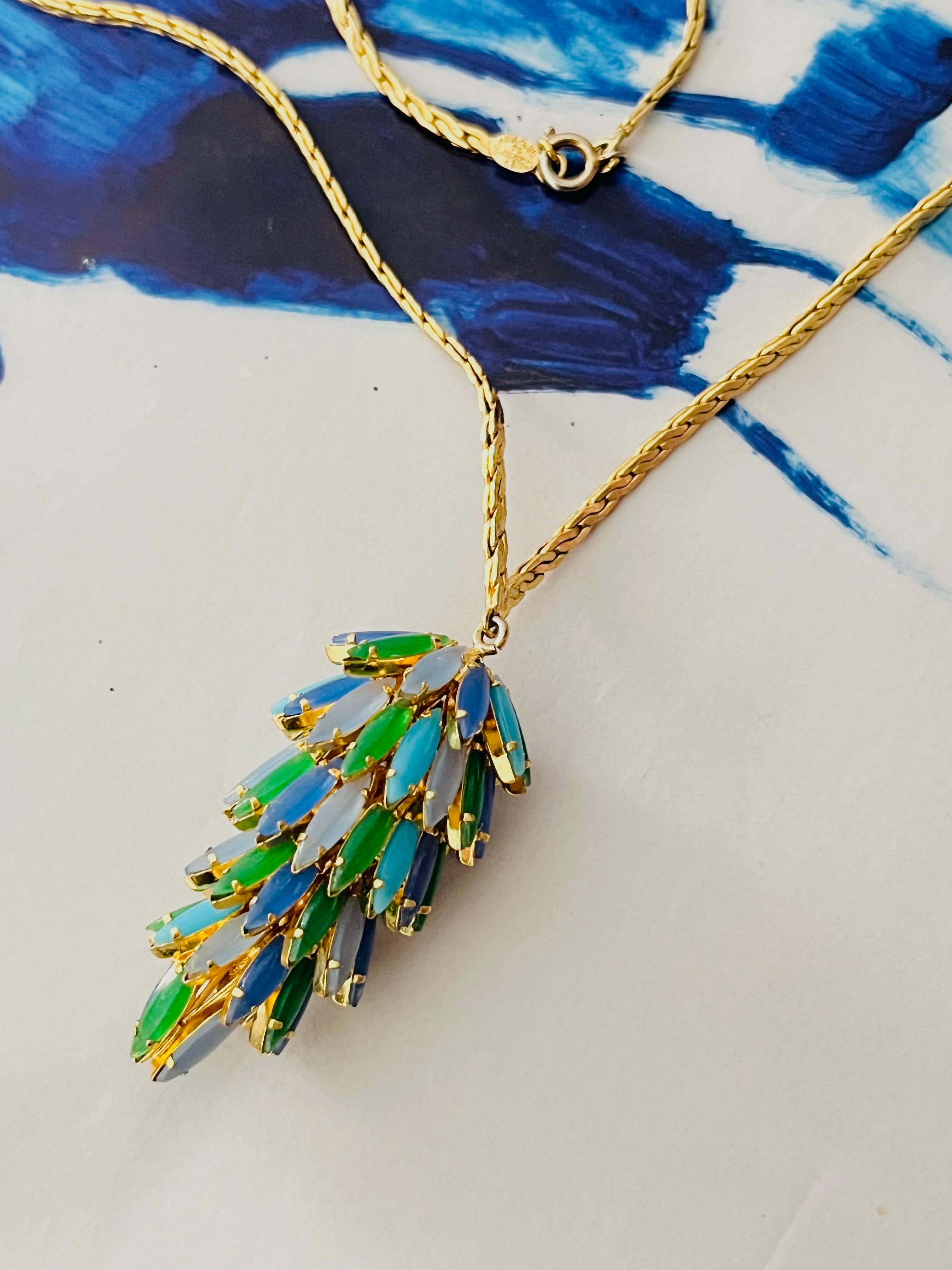 Christian Dior Vintage 1966 Gripoix Emerald Sapphire Pinecone Layers Necklace In Excellent Condition For Sale In Wokingham, England