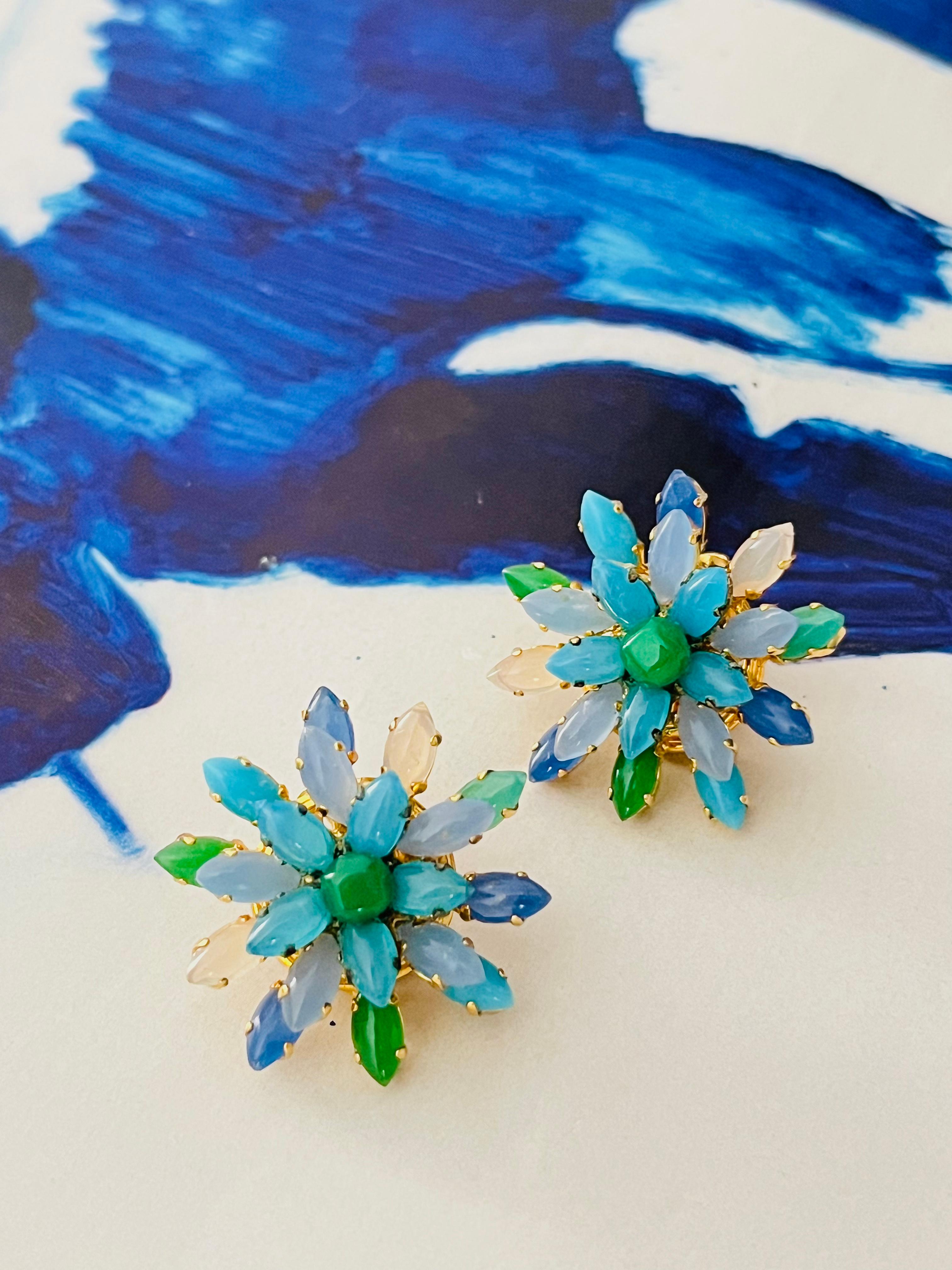 Christian Dior Vintage 1966 Gripoix Emerald Sapphire Snowflake Flower Earrings In Good Condition For Sale In Wokingham, England