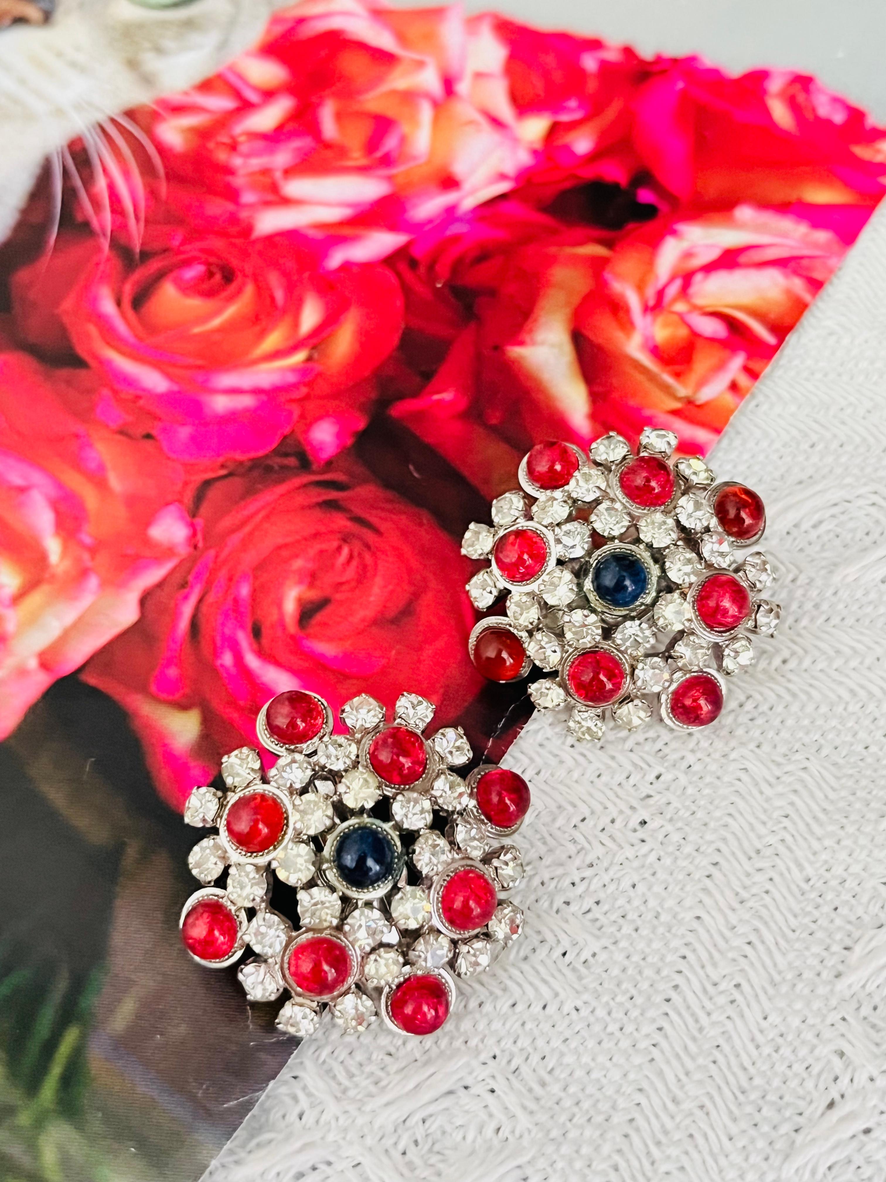 Christian Dior Vintage 1966 Gripoix Cabochon Rubin Saphir Rot Marineblau Ganze Kristalle 4 Cluster Blume Festliche Durchbrochene Exquisite Clip-Ohrringe, Silber-Ton

Sehr guter Zustand. Vielleicht sehr leichte Kratzer oder Farbverluste, kaum