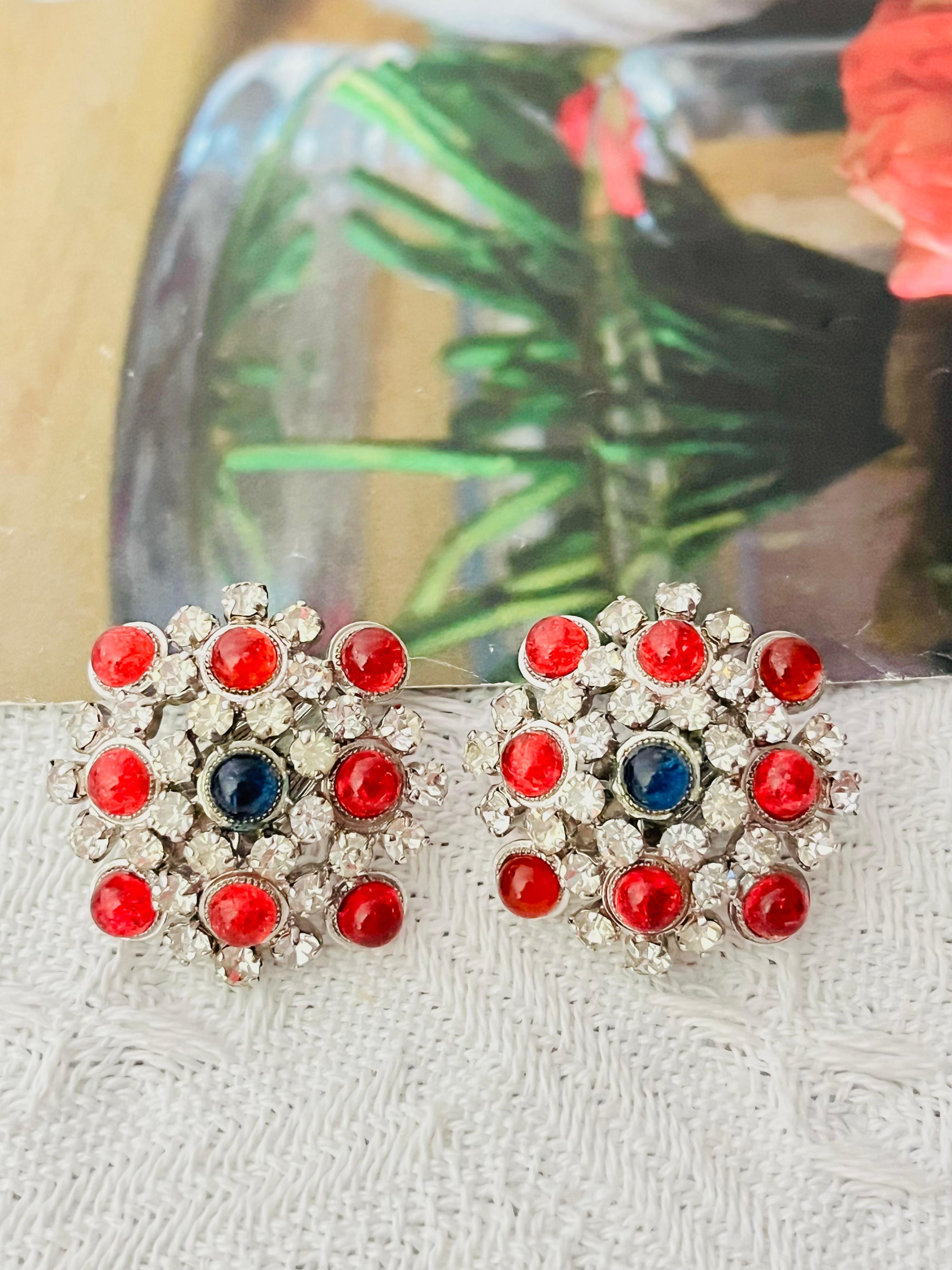 Christian Dior Vintage 1966 Gripoix Rubin Saphir Kristalle Blume Clip Ohrringe im Zustand „Hervorragend“ im Angebot in Wokingham, England