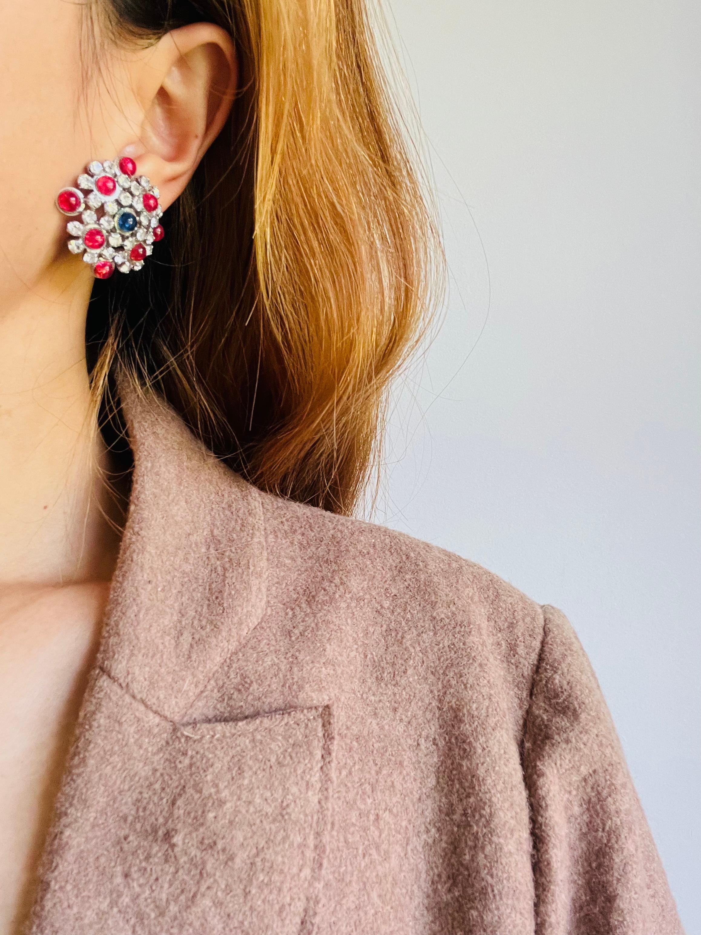 Christian Dior Vintage 1966 Gripoix Rubin Saphir Kristalle Blume Clip Ohrringe im Angebot 1