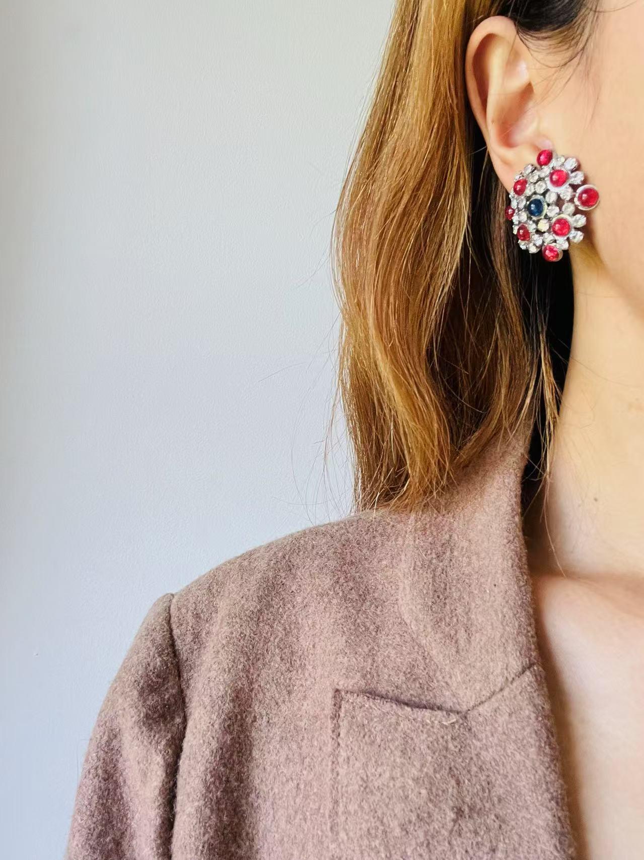 Christian Dior Vintage 1966 Gripoix Rubin Saphir Kristalle Blume Clip Ohrringe im Angebot 2