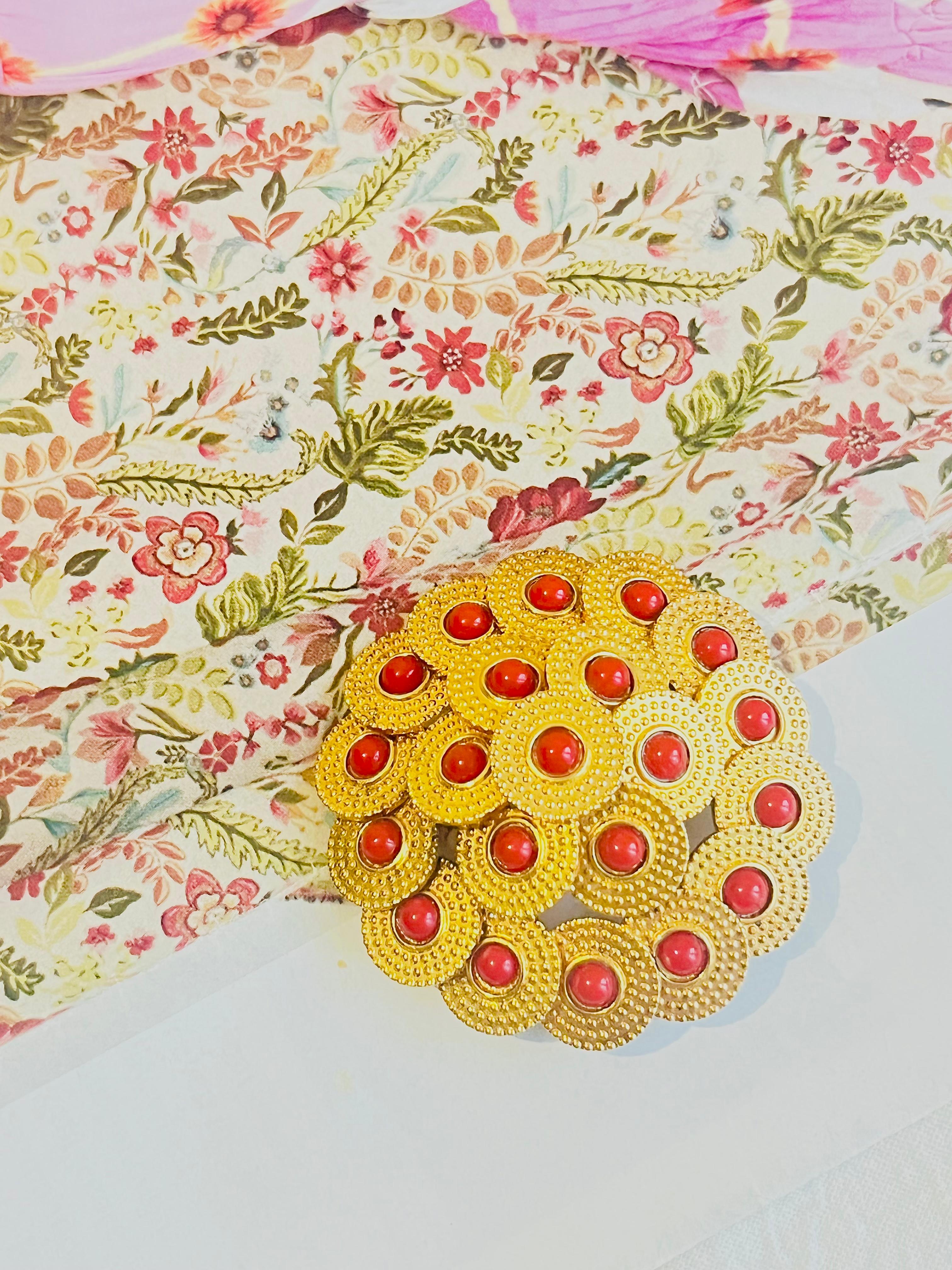 Christian Dior Vintage 1967 Scheibe Kreis rote Perlen Kugeln durchbrochene gewölbte Brosche, vergoldet

Sehr guter Zustand. Nur Farbverlust am Stift. Selten zu finden.

Ein Unikat. Diese stilisierte Brosche ist vergoldet und stammt aus dem Jahr