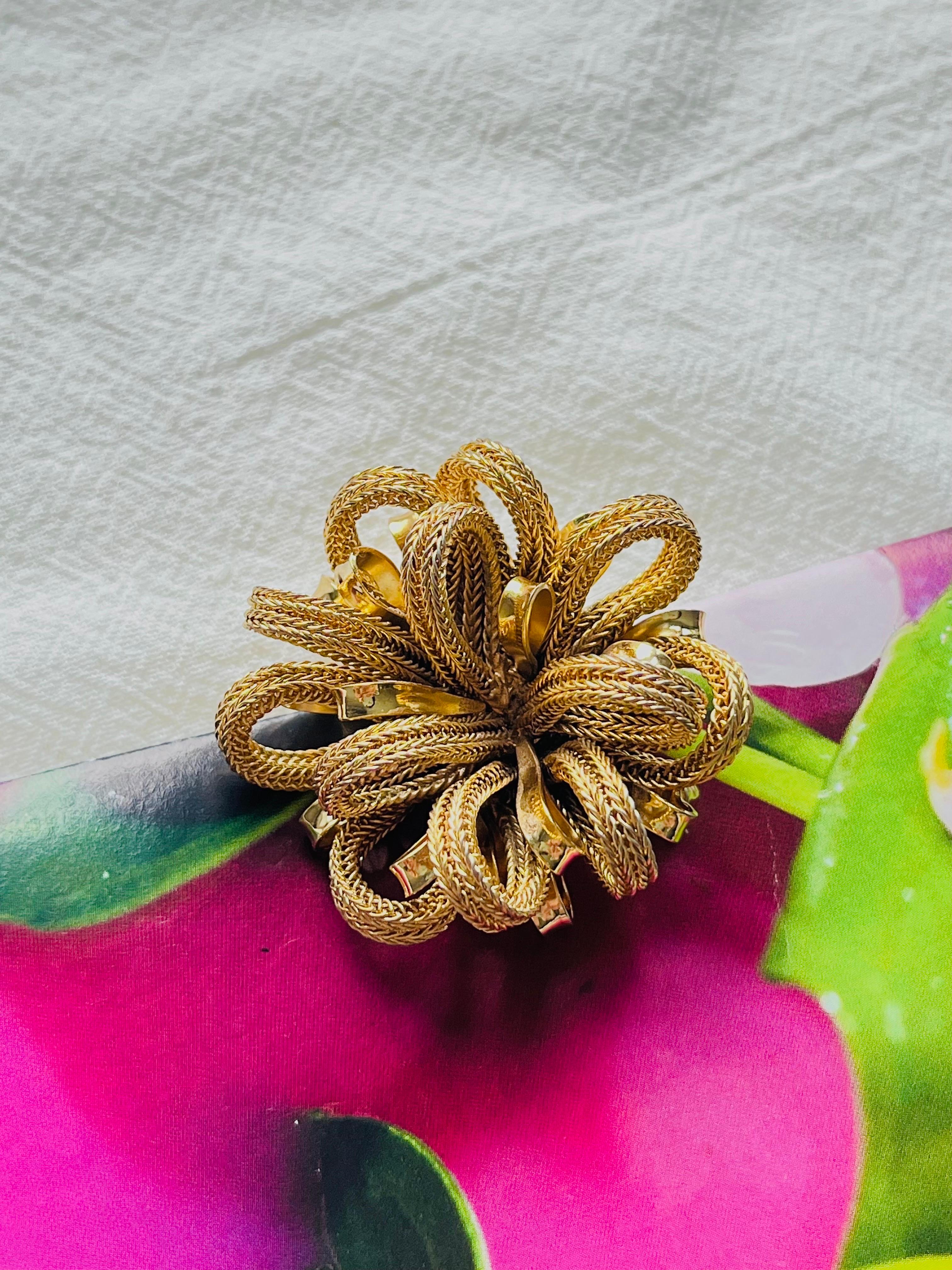 Christian Dior Vintage 1967 Vivid Mesh Knit Ribbon Bow Flourish Flower Brooch, Gold Plated

Very good condition. Light scratches or colour loss, barely noticeable. Rare to find. 100% genuine.

A unique piece. This is gold plated stylised brooch,