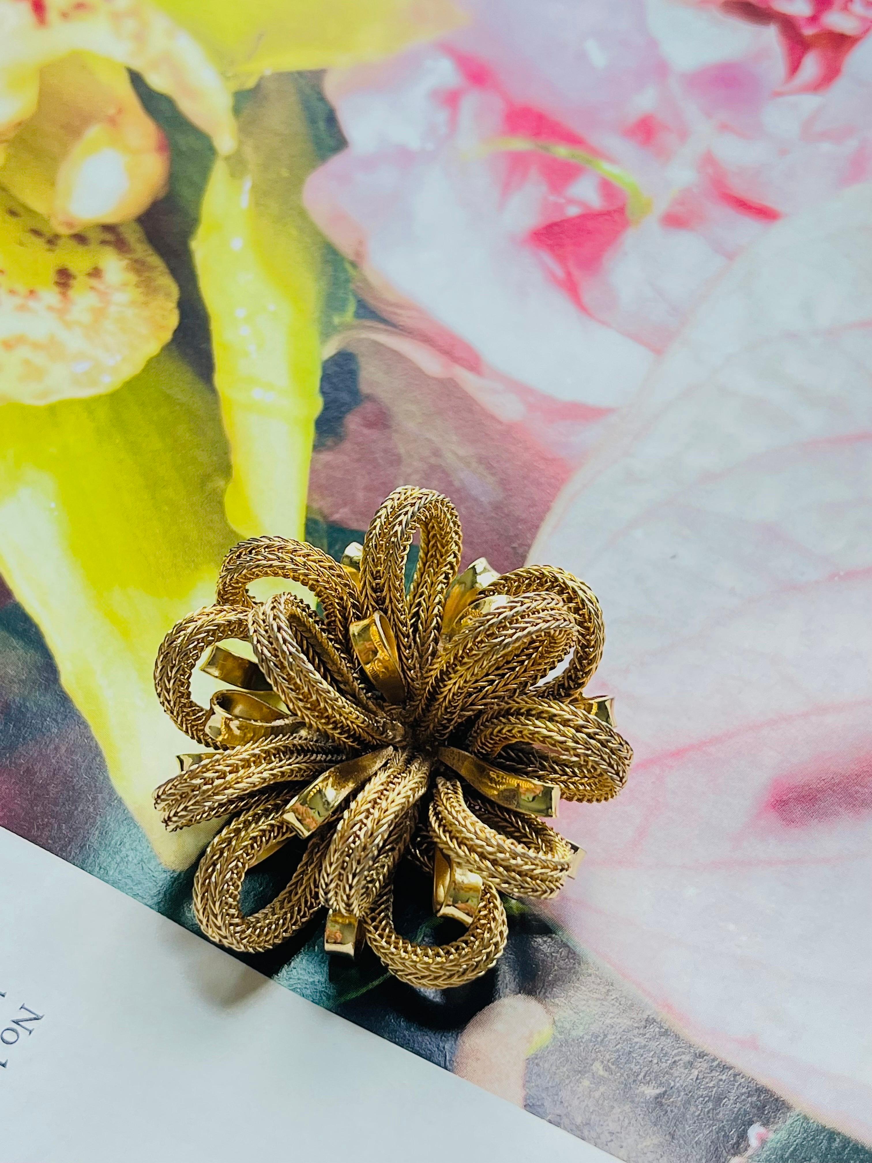 Christian Dior Vintage 1967 Vivid Mesh Knit Ribbon Bow Flourish Flower Brooch In Excellent Condition For Sale In Wokingham, England
