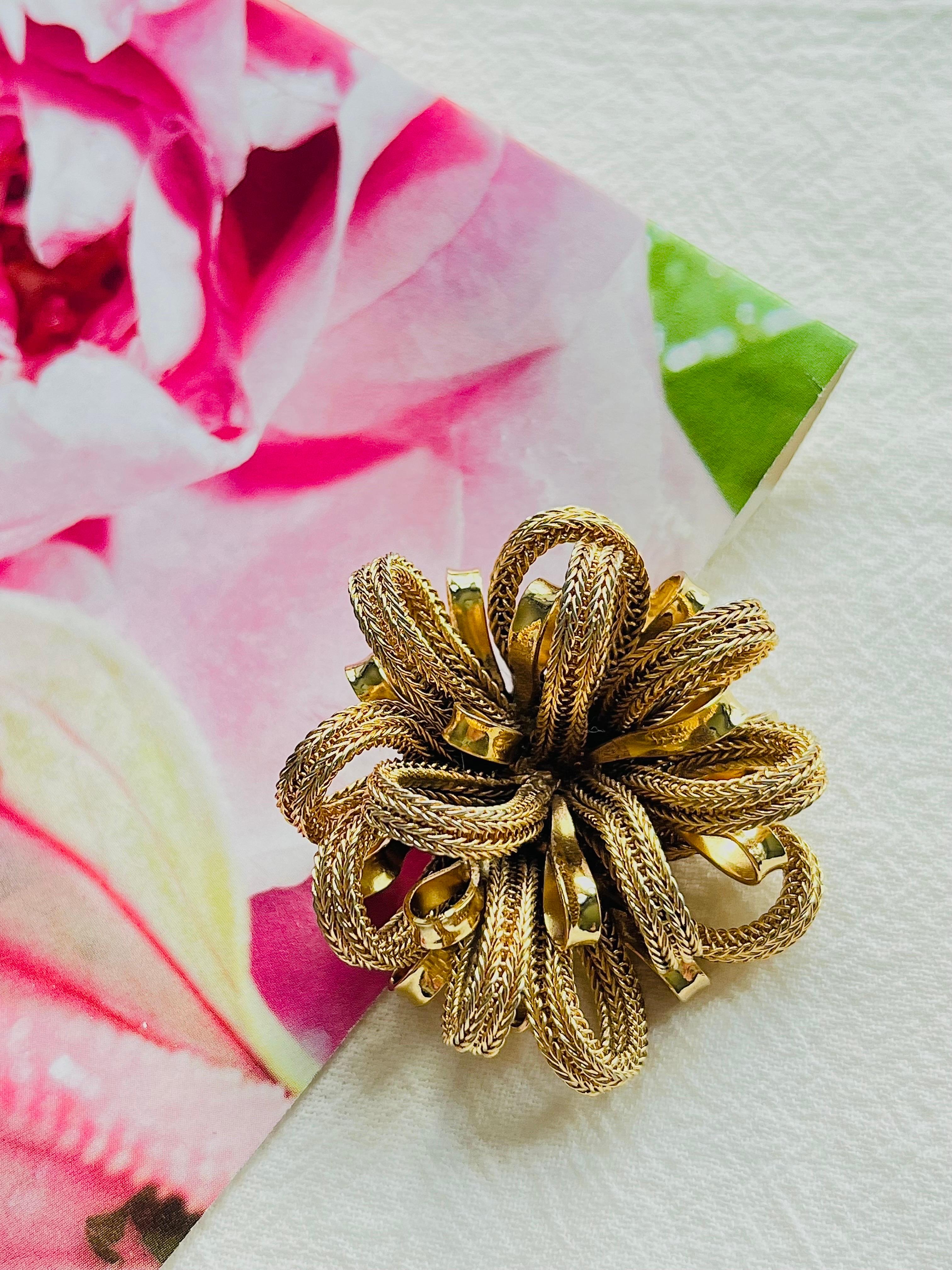 Christian Dior Vintage 1967 Vivid Mesh Knit Ribbon Bow Flourish Flower Brooch In Good Condition For Sale In Wokingham, England