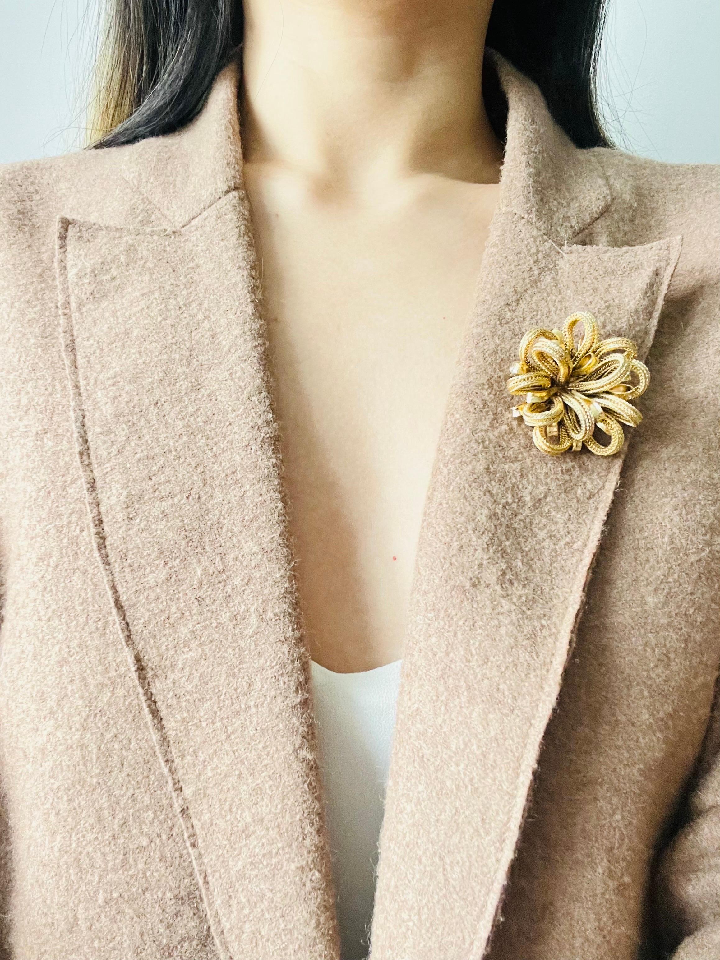 Christian Dior Vintage 1967 Vivid Mesh Knit Ribbon Bow Flourish Flower Brooch For Sale 3
