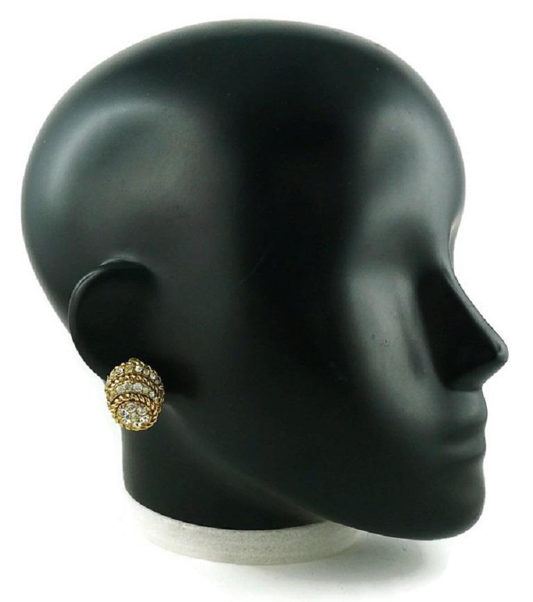 CHRISTIAN DIOR vintage gold toned domed clip-on earrings featuring a rope-like design embellished with clear crystals.

Embossed CHR. DIOR. 1968.
Germany.

Indicative measurements : height approx. 2.4 cm (0.94 inch) / max. width approx. 2 cm (0.79